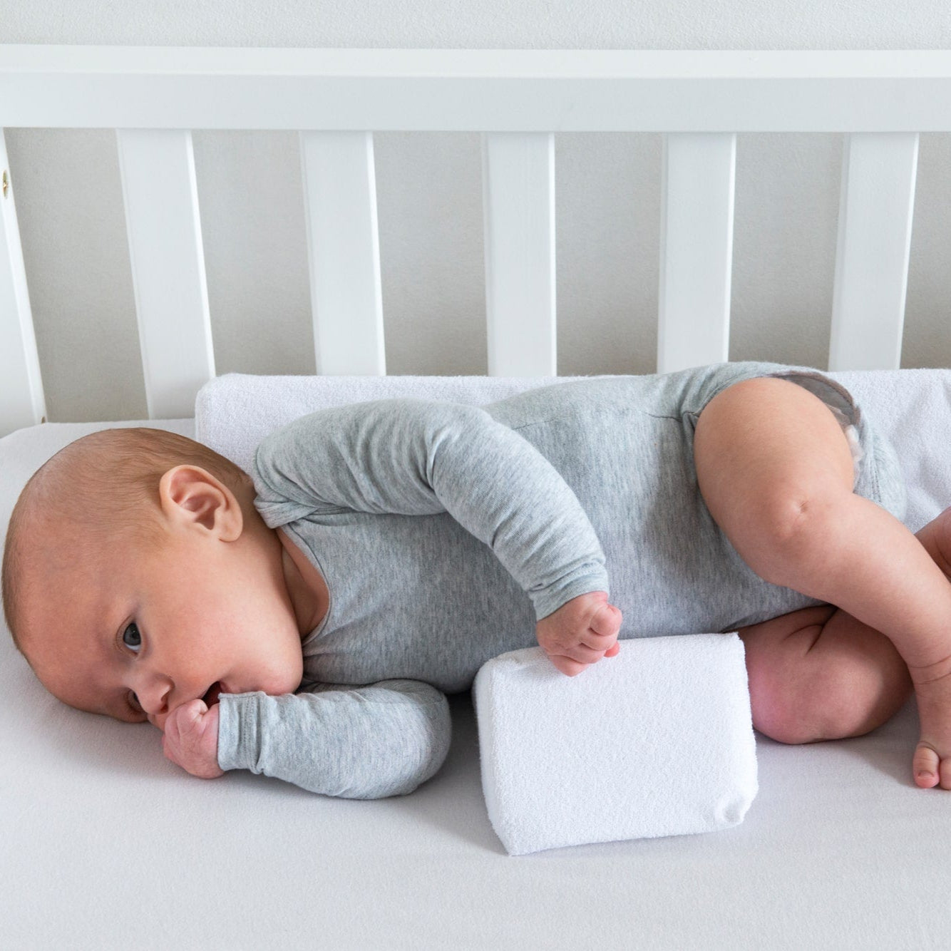 Ergonomisch Verstelbaar Baby Kussen met Anti-Rol Ontwerp – Ademend en Comfortabel voor Veilige Slaap