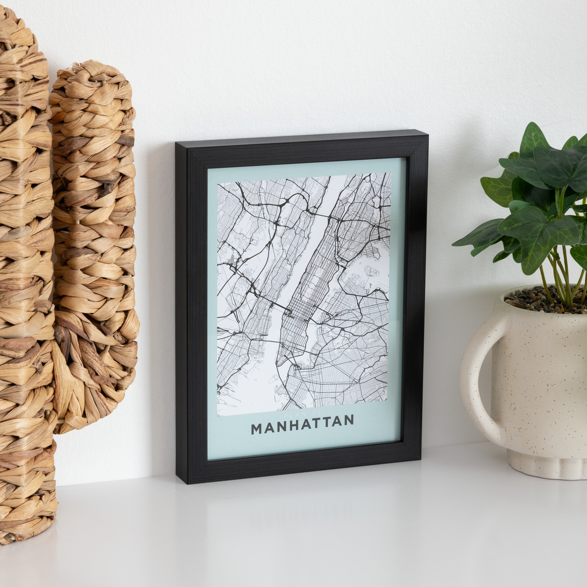Framed "Manhattan" poster Black, 18x24 cm