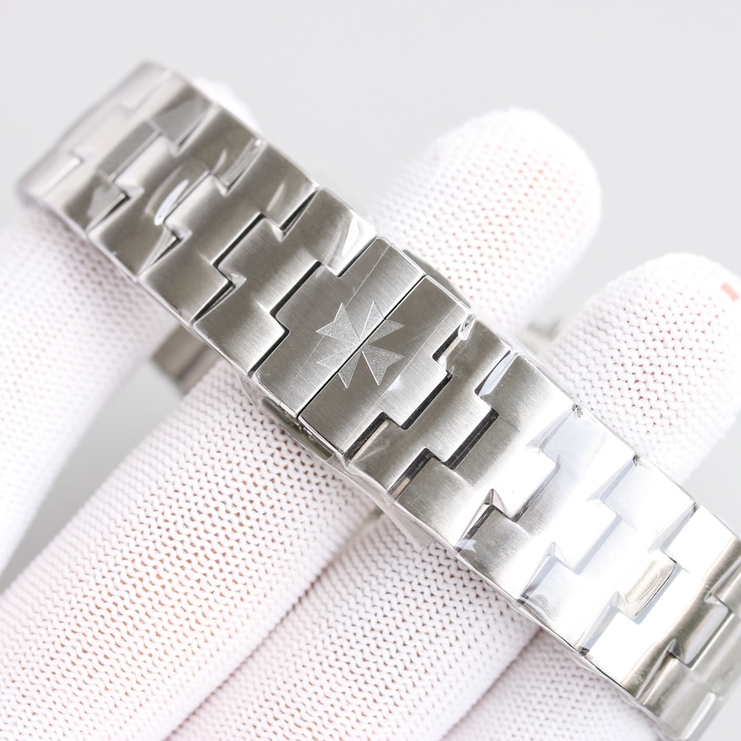 Fake Vacheron Constantin Replica Watch Overseas perpetual calendar ultra-thin Boutique Exclusive 41.5 MM WHITE GOLD 4300V/220G-B945(1:1 replica) - Top club