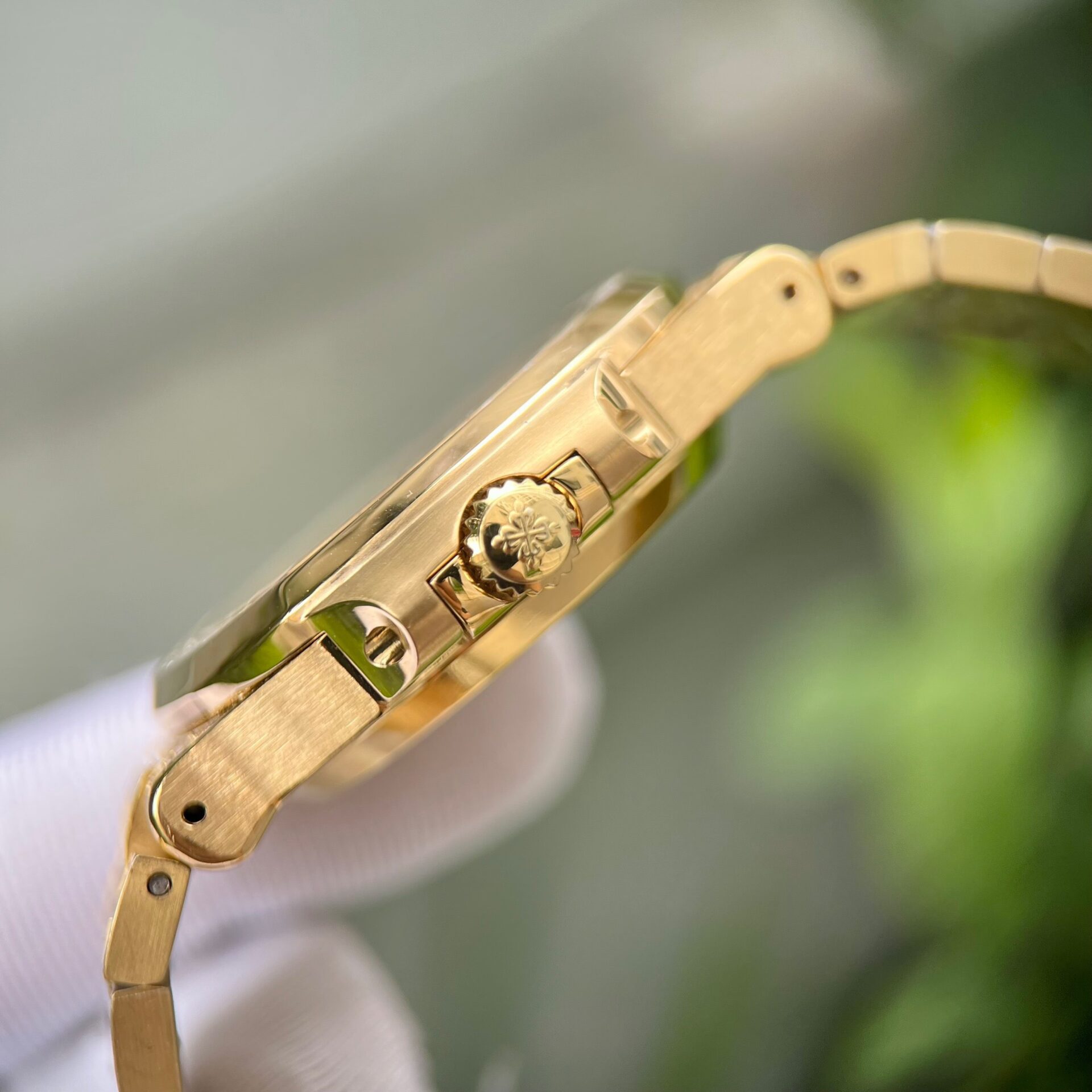 Patek Philippe Nautilus 5719 Replica 1:1 Watch With Full Stone Yellow Gold Plated 3K 40mm - Top club