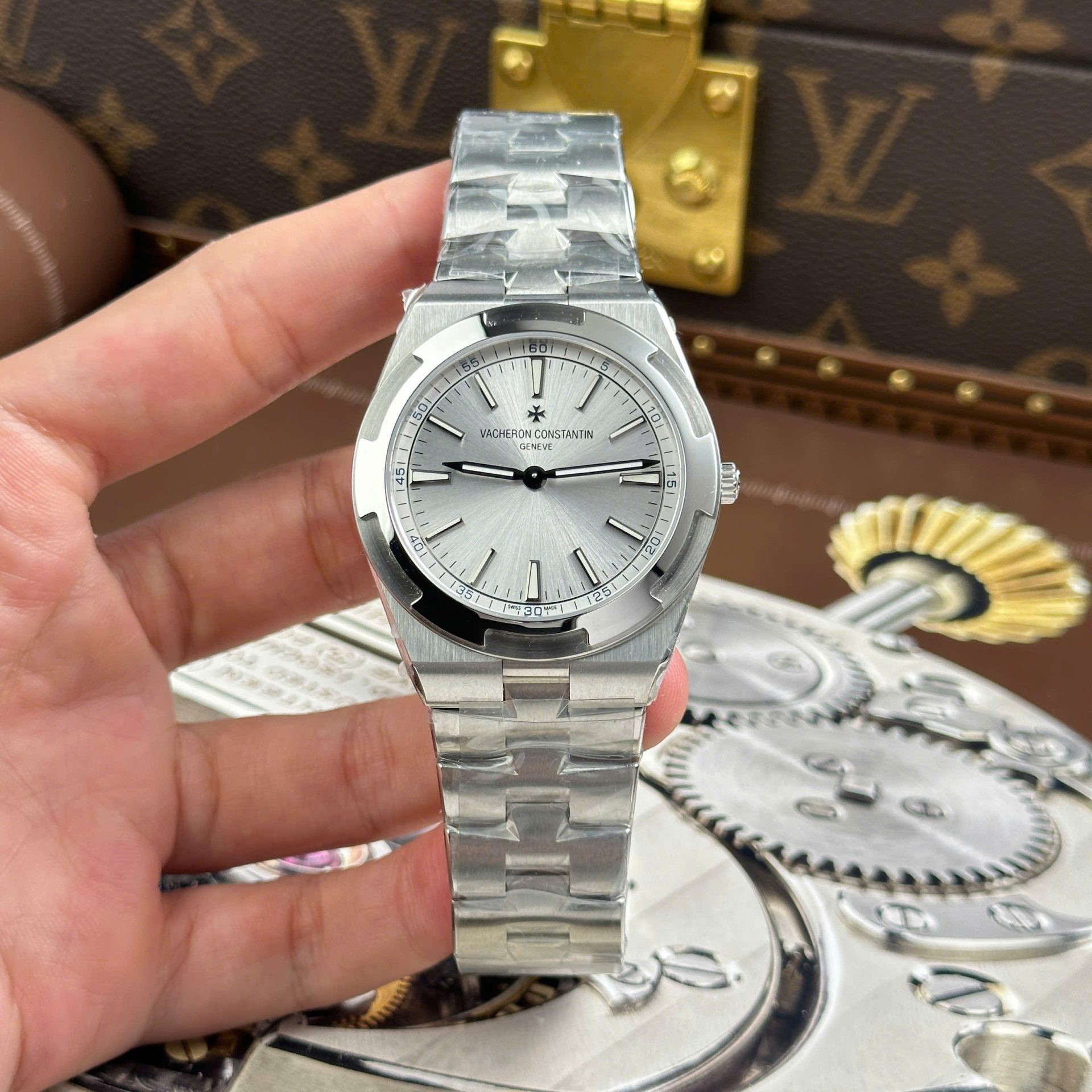 Vacheron Constantin Overseas Ultra-Thin 2000V Knock Off Watches White Dial Metal Wire 8F Factory 40mm - Elite Watch Atelier