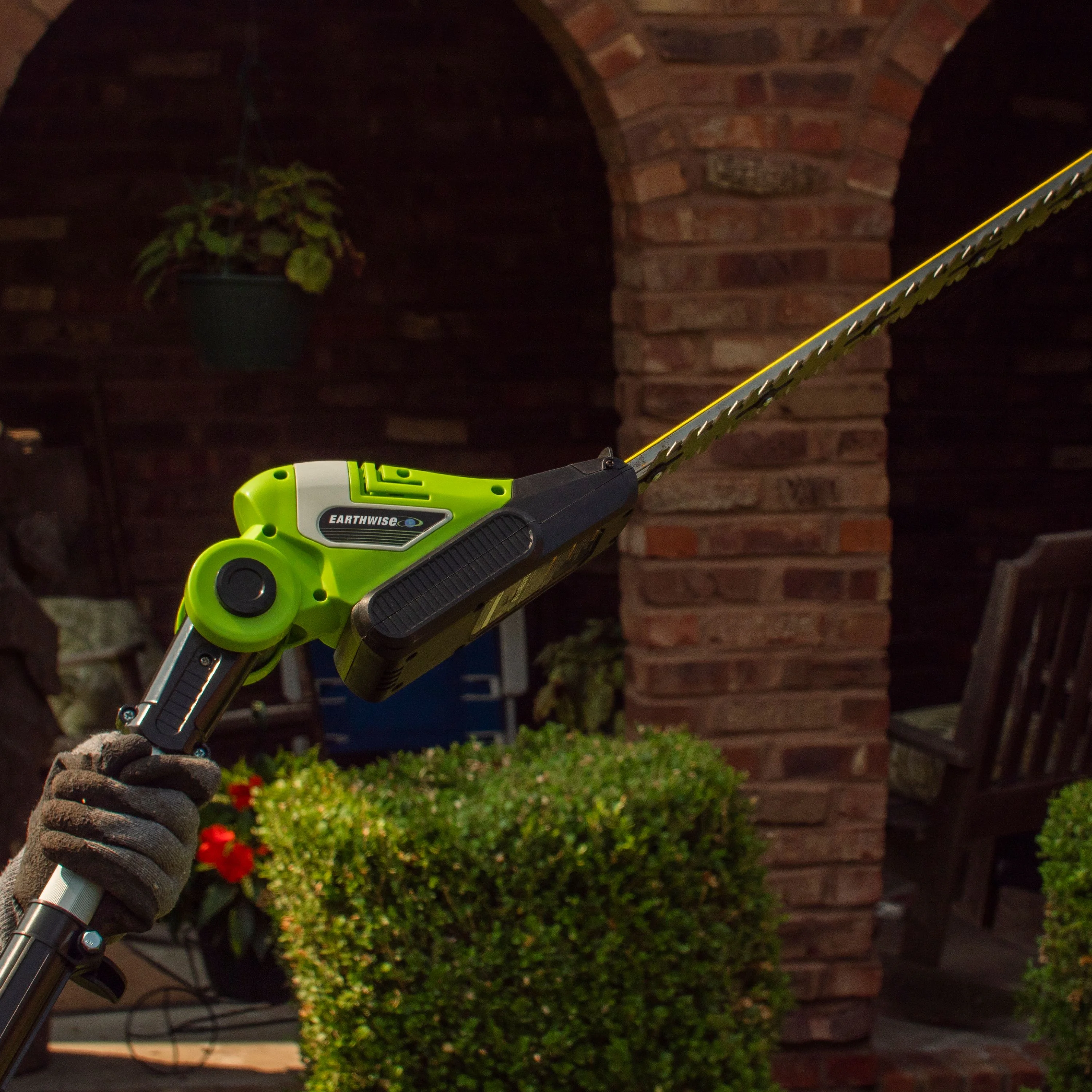 Earthwise LPHT12022 20" Cordless Electric 20 Volt Pole Hedge Trimmer (2Ah Battery and Charger Include) - Image 3