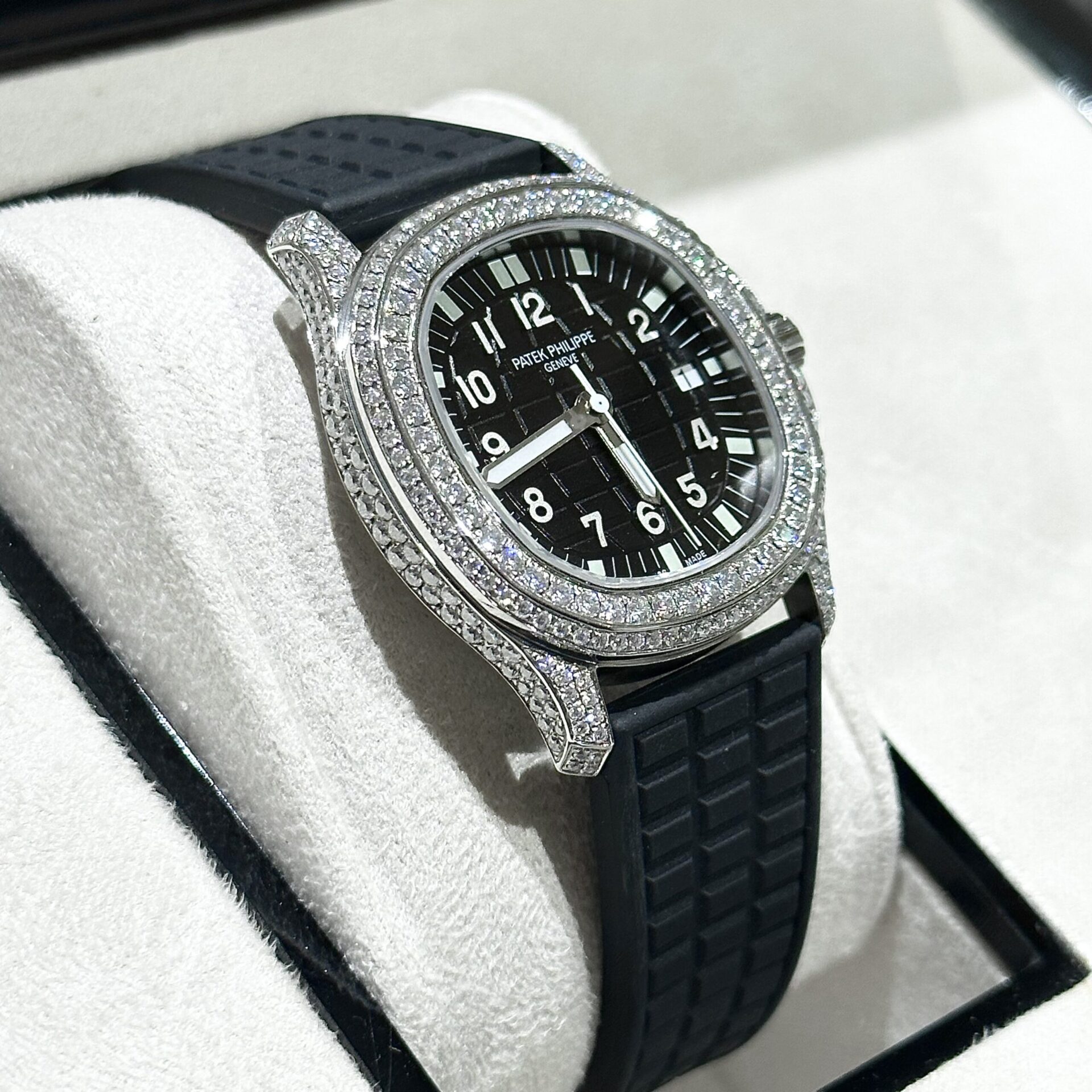 Patek Philippe Replica 1:1 Watch Aquanaut 5069G With Moissanite Diamonds Bezel 35.6mm - Top club