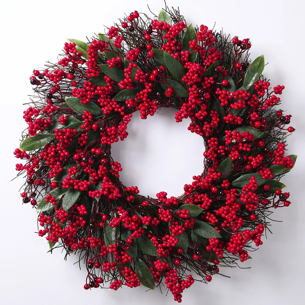 Kerstkrans met Rode Bessen en Groene Cipressenbladeren – Perfecte Seizoensdecoratie