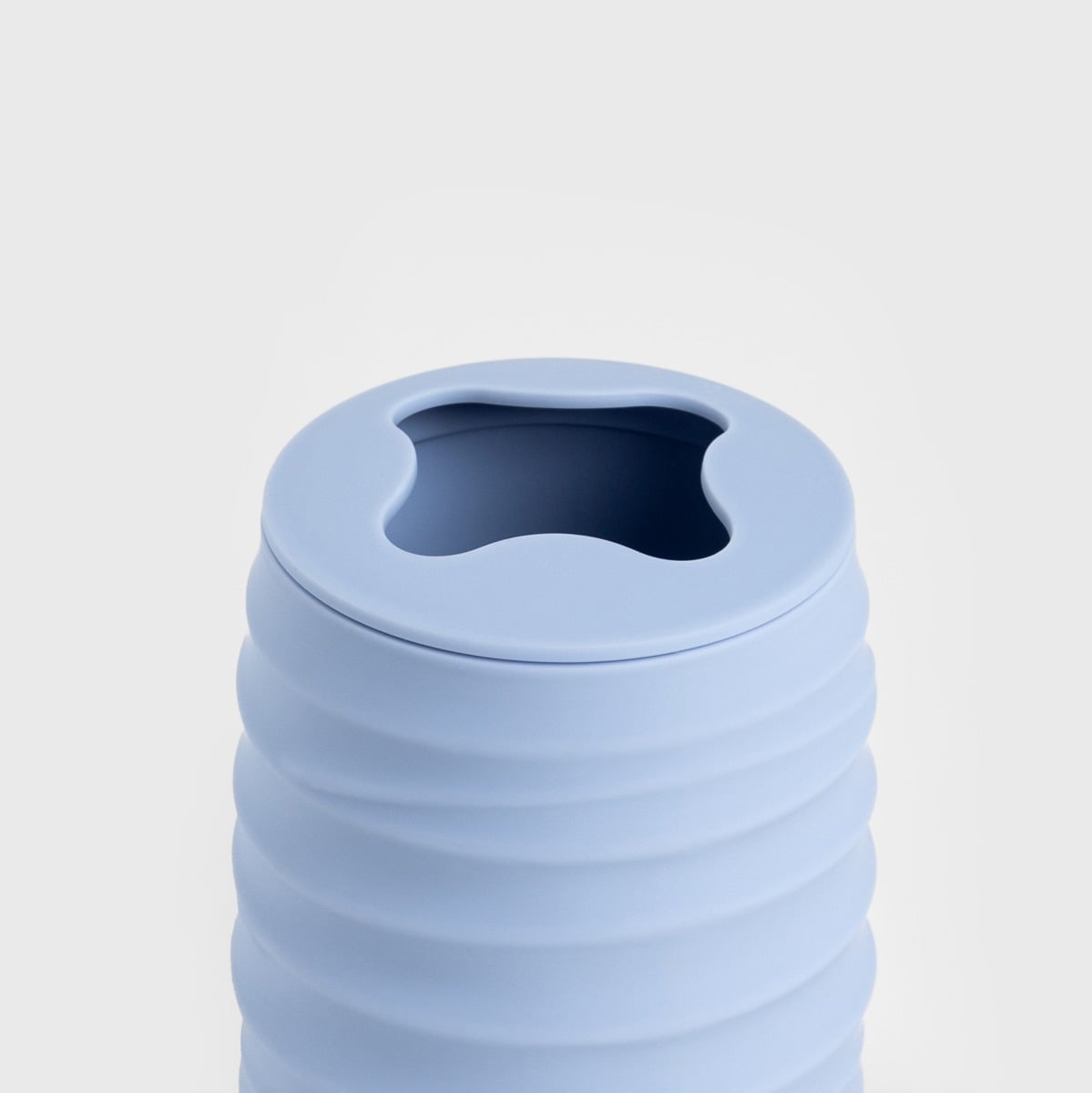 Kubek łazienkowy TORUS z tłoczeniem niebieski 8,2x8,2x11 cm