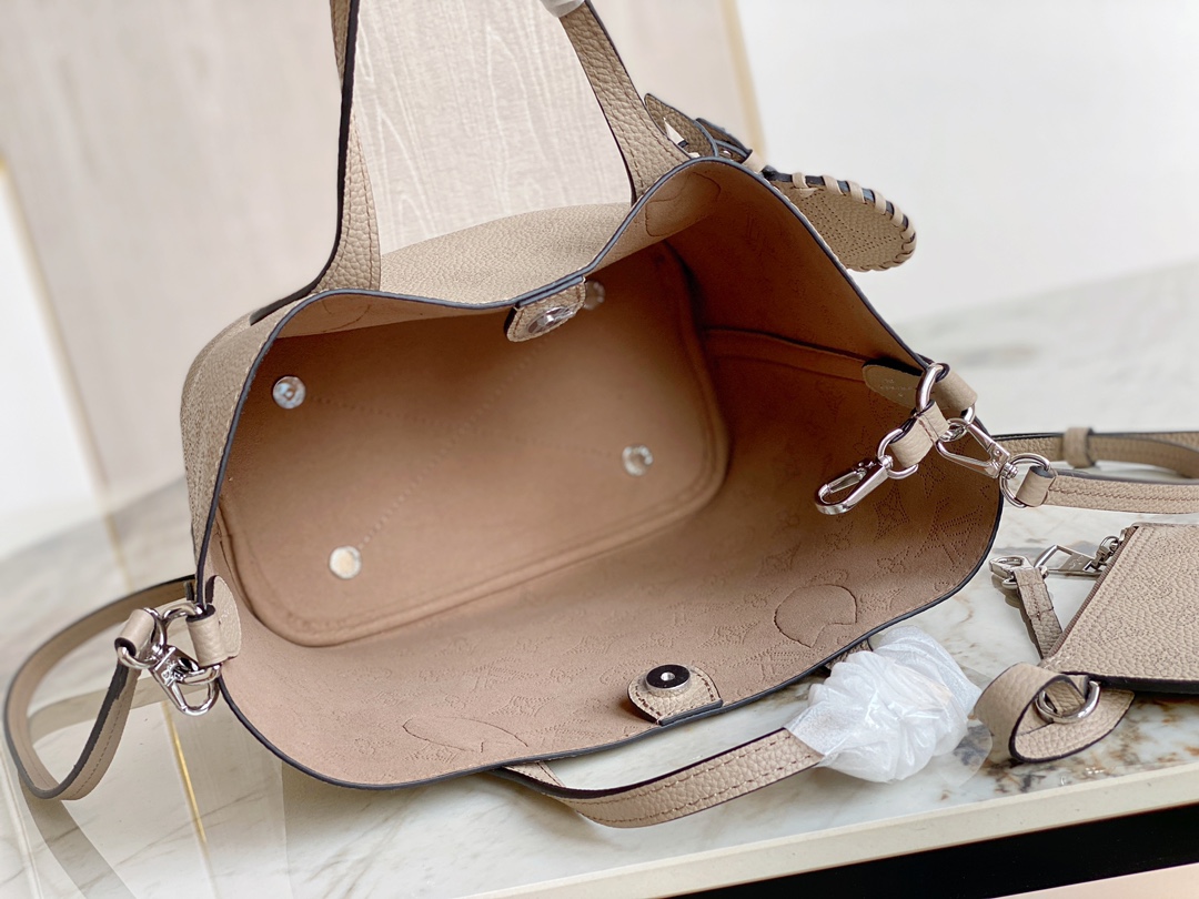 Louis Vuitton Blossom PM M21849