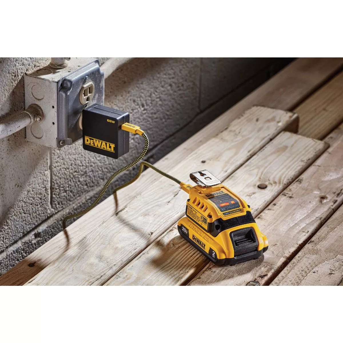 DEWALT FLEXVOLT 20V MAX Lithium-Ion USB Power Source and Charging Kit