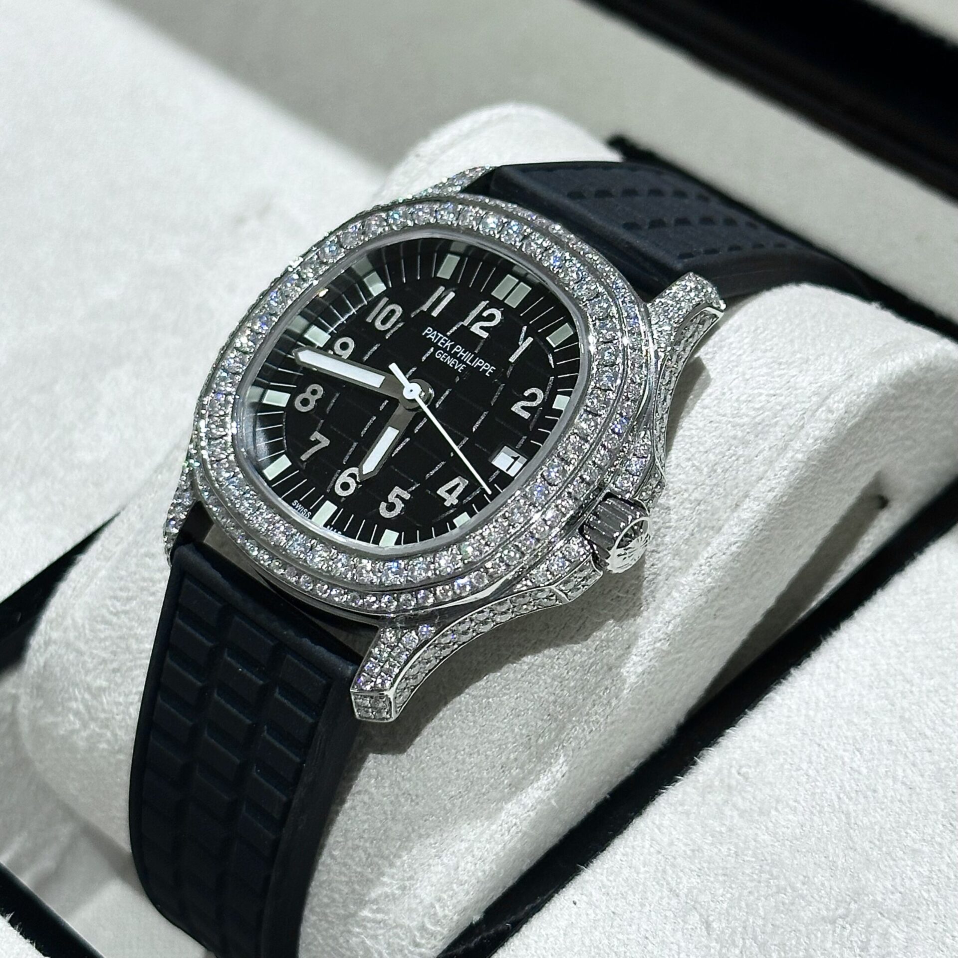 Patek Philippe Replica 1:1 Watch Aquanaut 5069G With Moissanite Diamonds Bezel 35.6mm - Top club