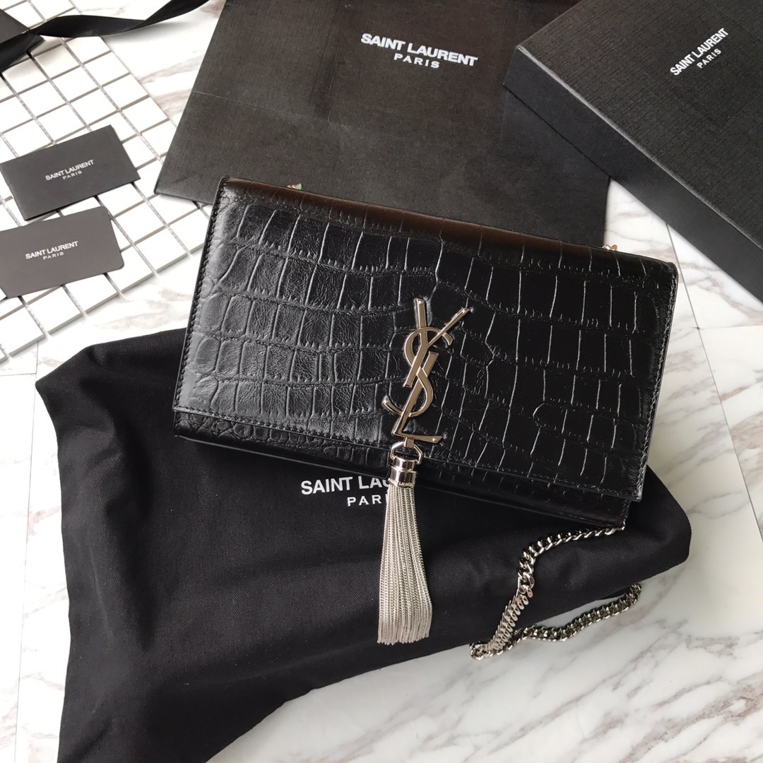 MONOGRAM CHAIN WALLET IN CROCODILE EMBOSSED SHINY LEATHER1:1High-quality replica