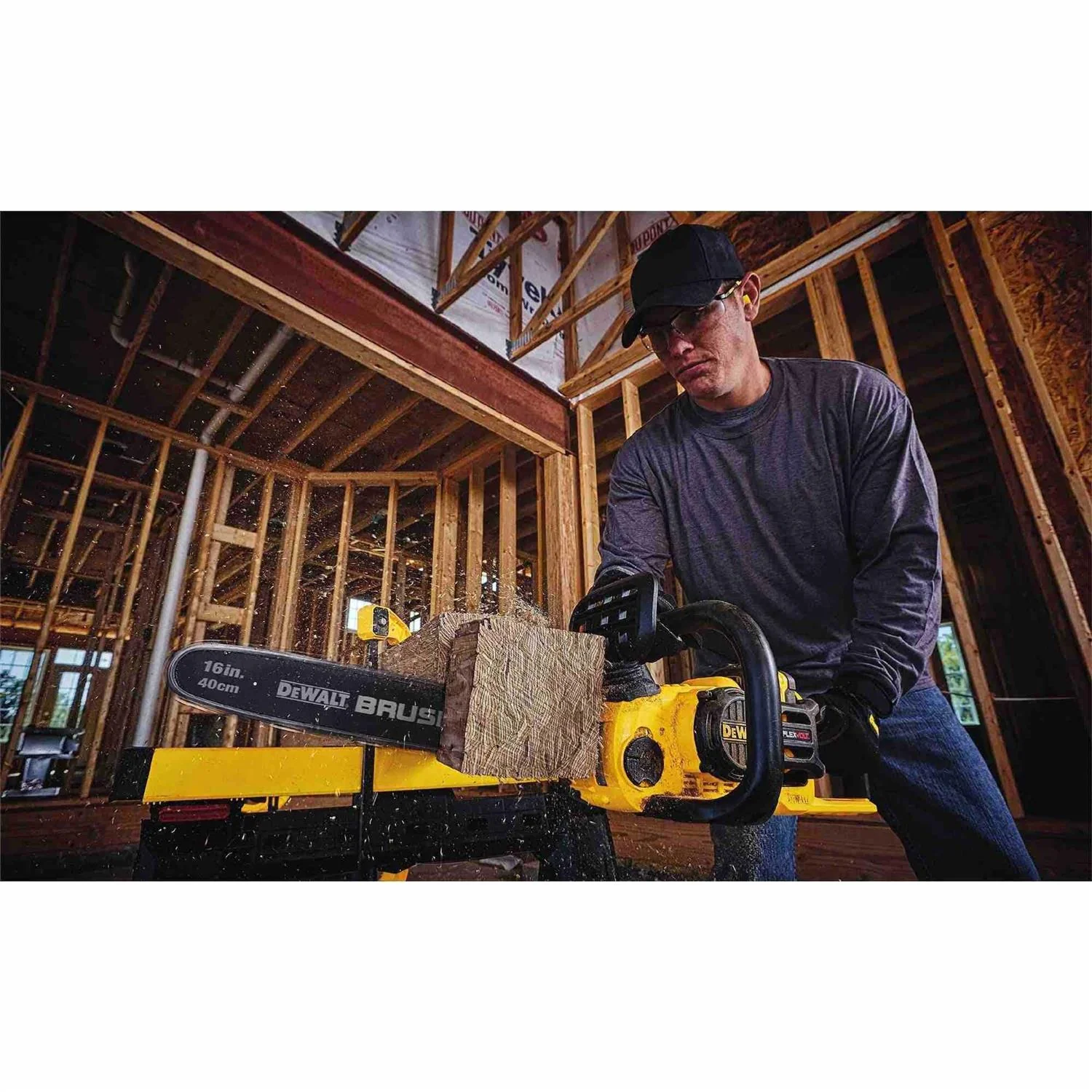 Dewalt FLEXVOLT 60V MAX Brushless Chainsaw Kit With 16 in Oregon Bar And Chain - DCCS670X1 - Image 4 Dewalt FLEXVOLT 60V MAX Brushless Chainsaw Kit With 16 in Oregon Bar And Chain - DCCS670X1 - Image 4