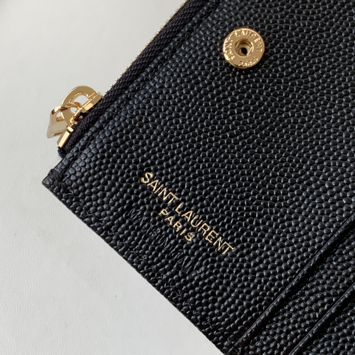 CASSANDRE MATELASSÉ FLAP CARD CASE IN GRAIN DE POUDRE EMBOSSED LEATHER1:1High-quality replica
