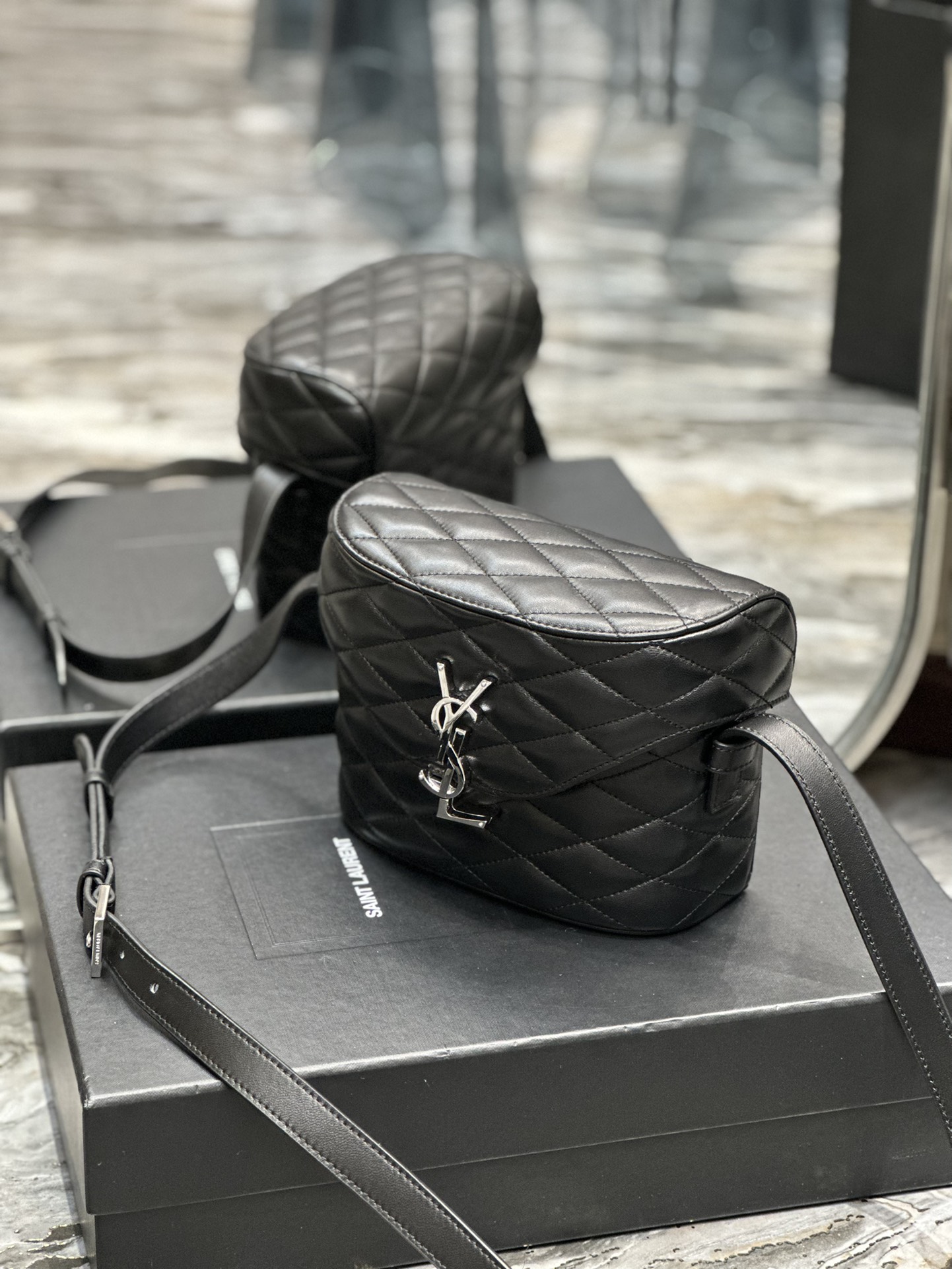 JUNE BOX BAG IN QUILTED PATENT LEATHER1:1High-quality replica