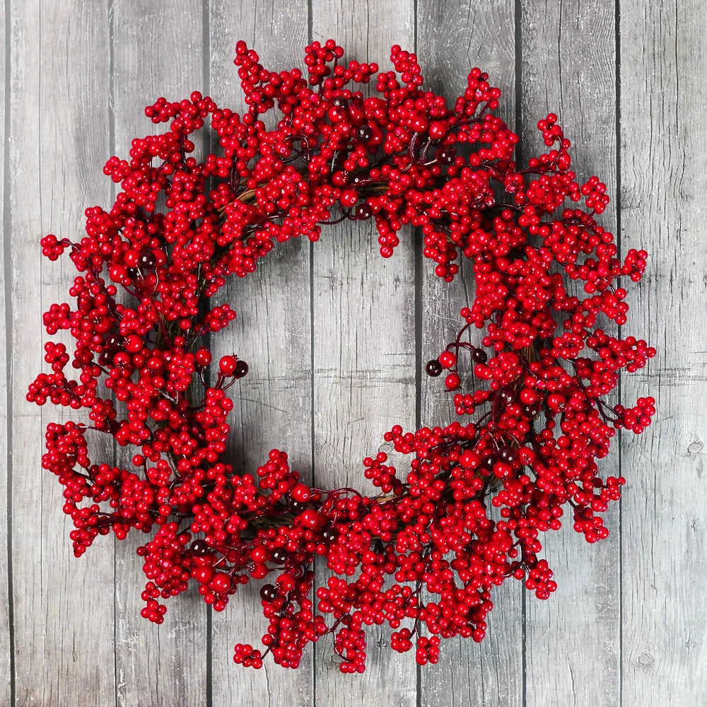 Kerstkrans met Rode Bessen en Groene Cipressenbladeren – Perfecte Seizoensdecoratie