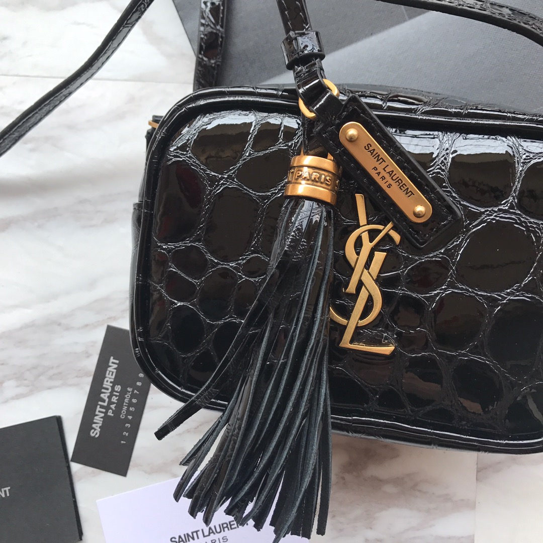 MONOGRAM CHAIN WALLET IN CROCODILE EMBOSSED SHINY LEATHER1:1High-quality replica