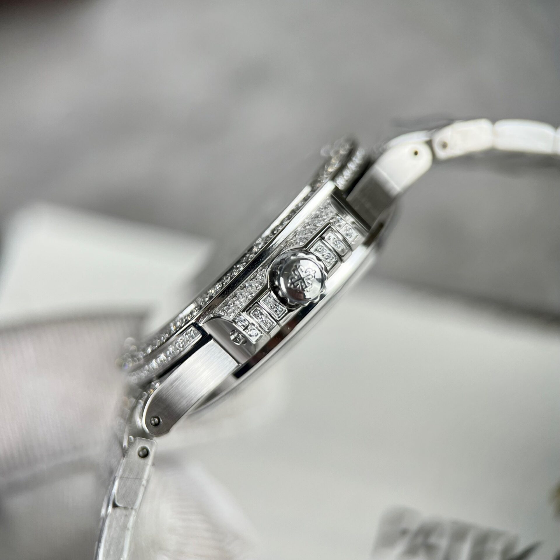Patek Philippe Nautilus 7118 Full Diamond Replica Watch 35.2mm - Top club