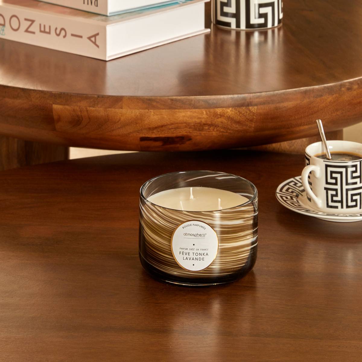 Scented Candle Round "Wavy" Floral scent, Tonka bean and lavender, 540g