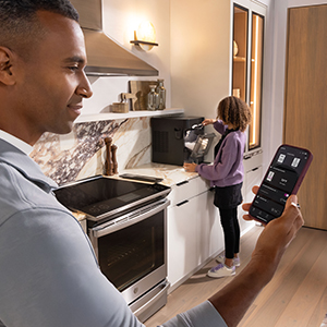 Homme utilisant l'application SmartHQ