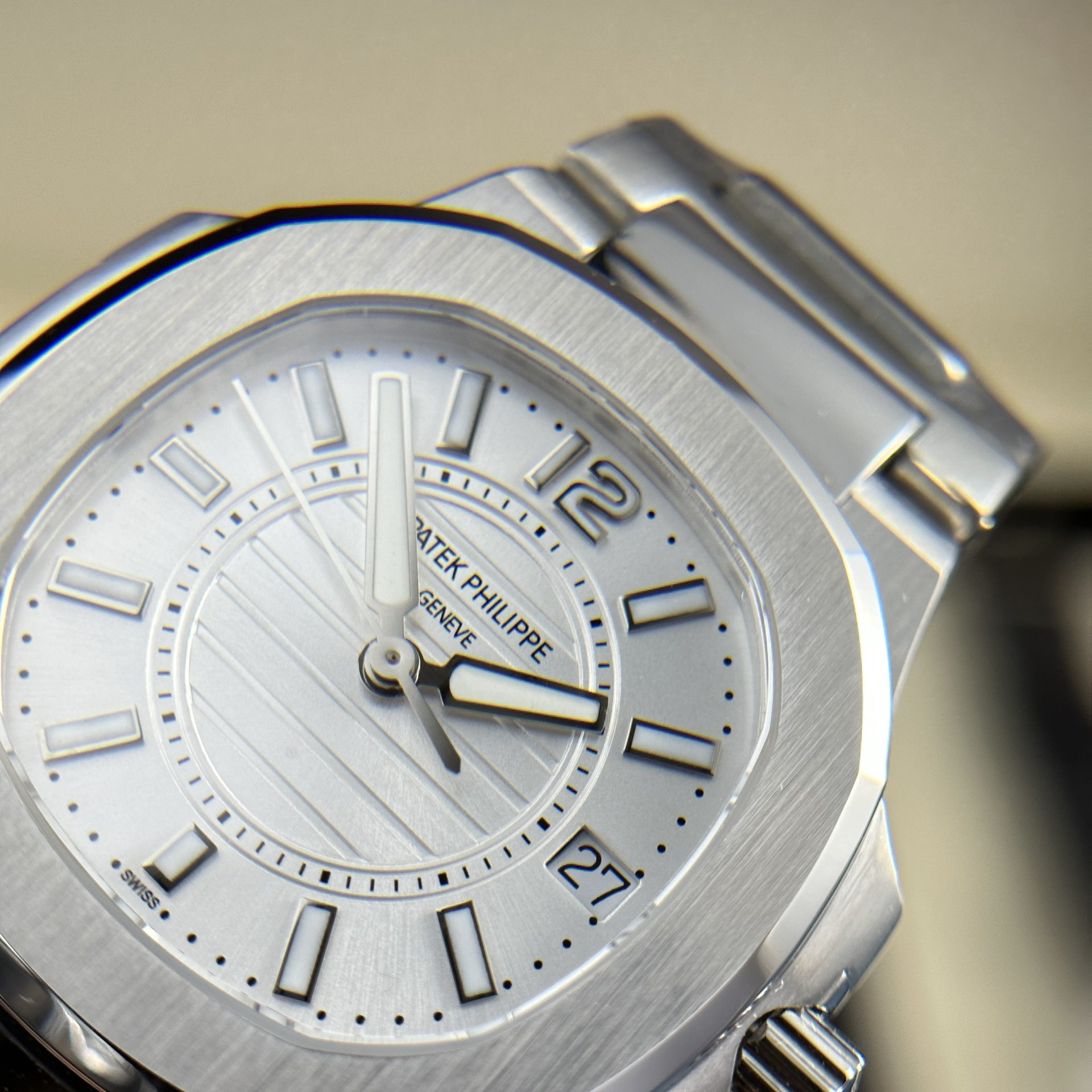 Patek Philippe Replica Watch Nautilus 7010 White Dial Metal Wire 32mm - Top club