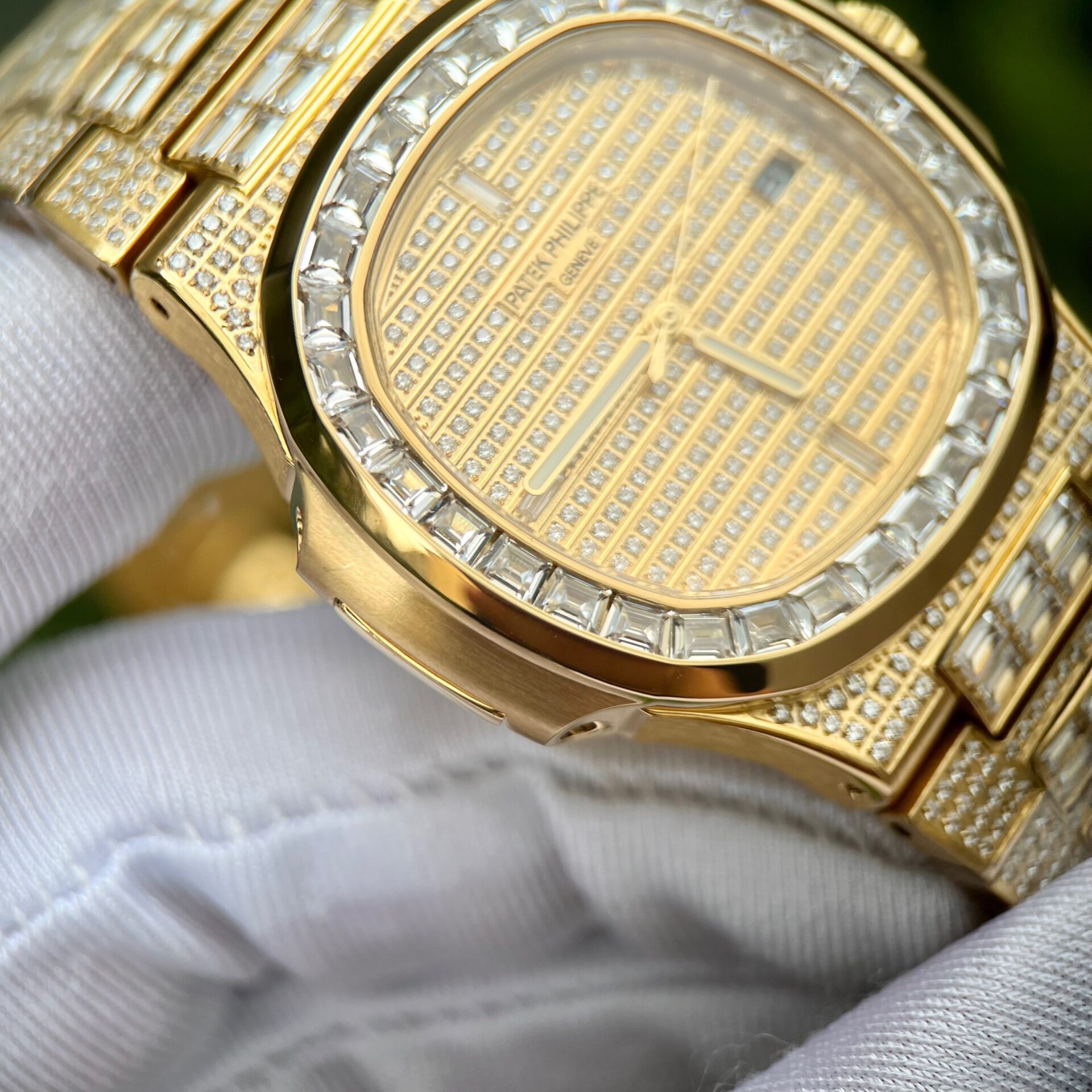 Patek Philippe Nautilus 5719 Replica 1:1 Watch With Full Stone Yellow Gold Plated 3K 40mm - Top club