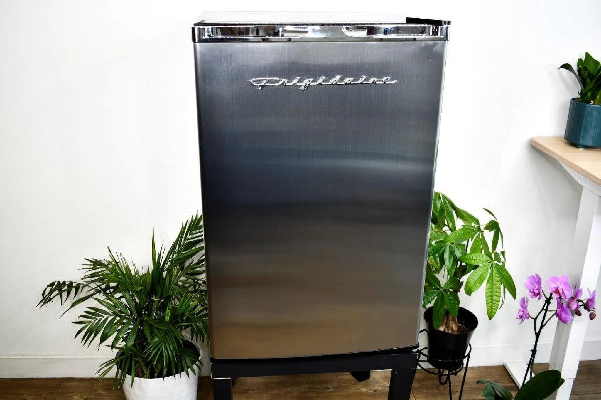 Frigidaire, 4.5 Cu. Ft. Compact Fridge with Chrome Trim - EFR492, Platinum - Image 14