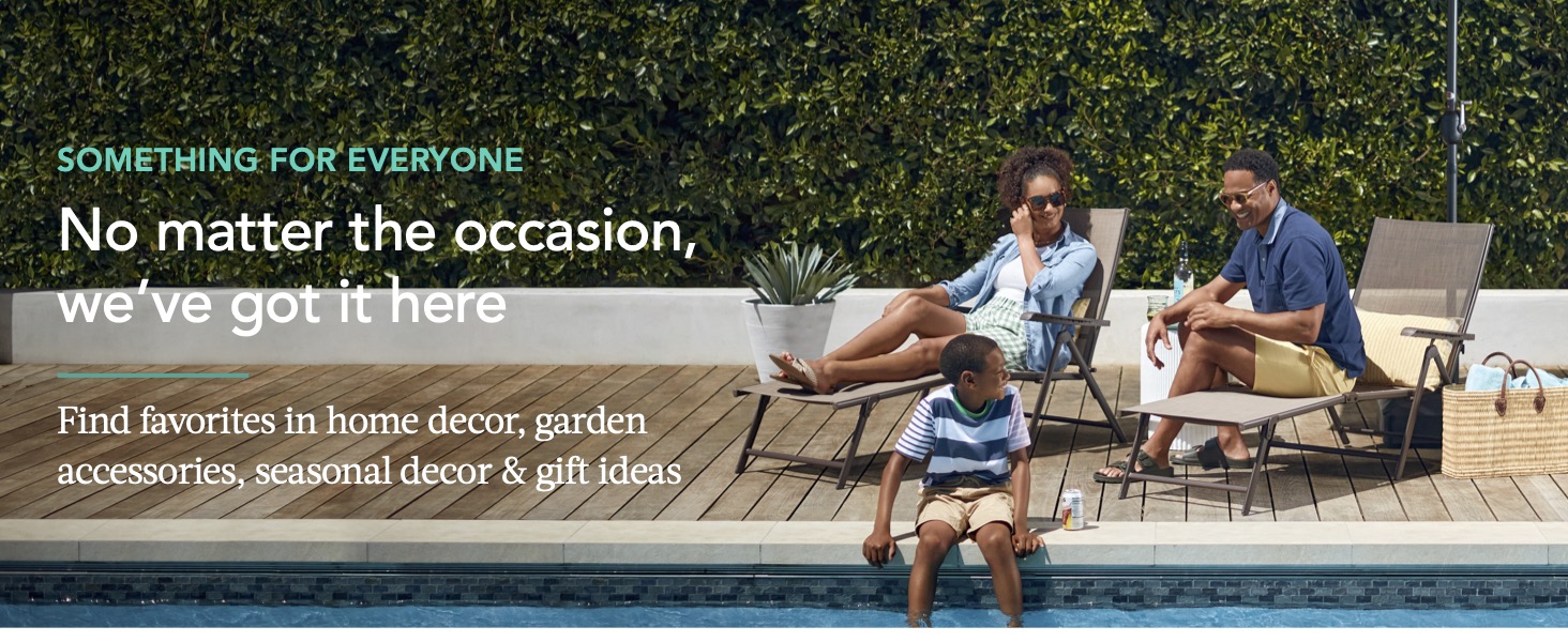 Famille se relaxant sur la terrasse au bord de la piscine