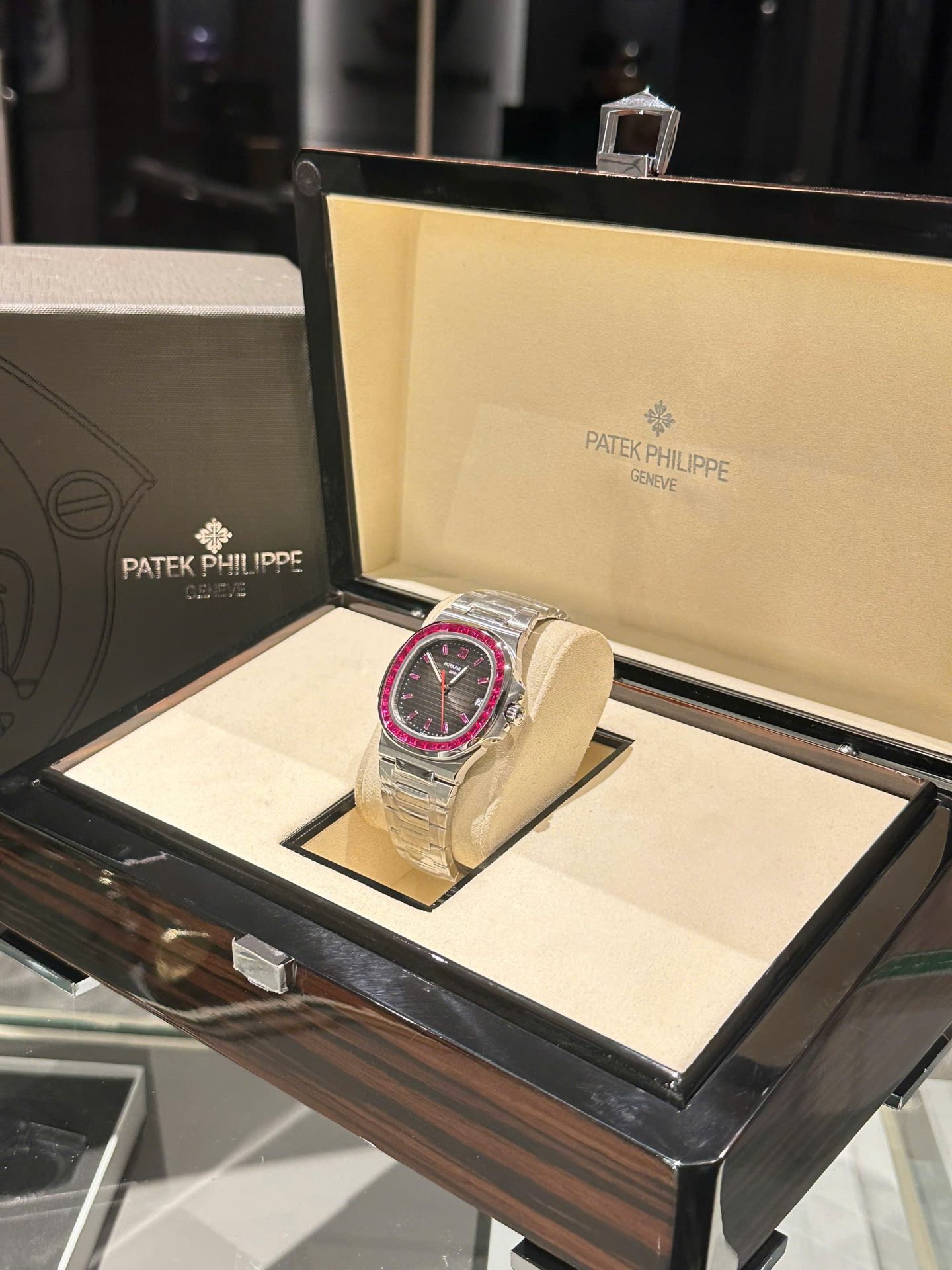 Patek Philippe Nautilus 5711 Replica 11 Watch Bezel Ruby Red 40mm - Top club