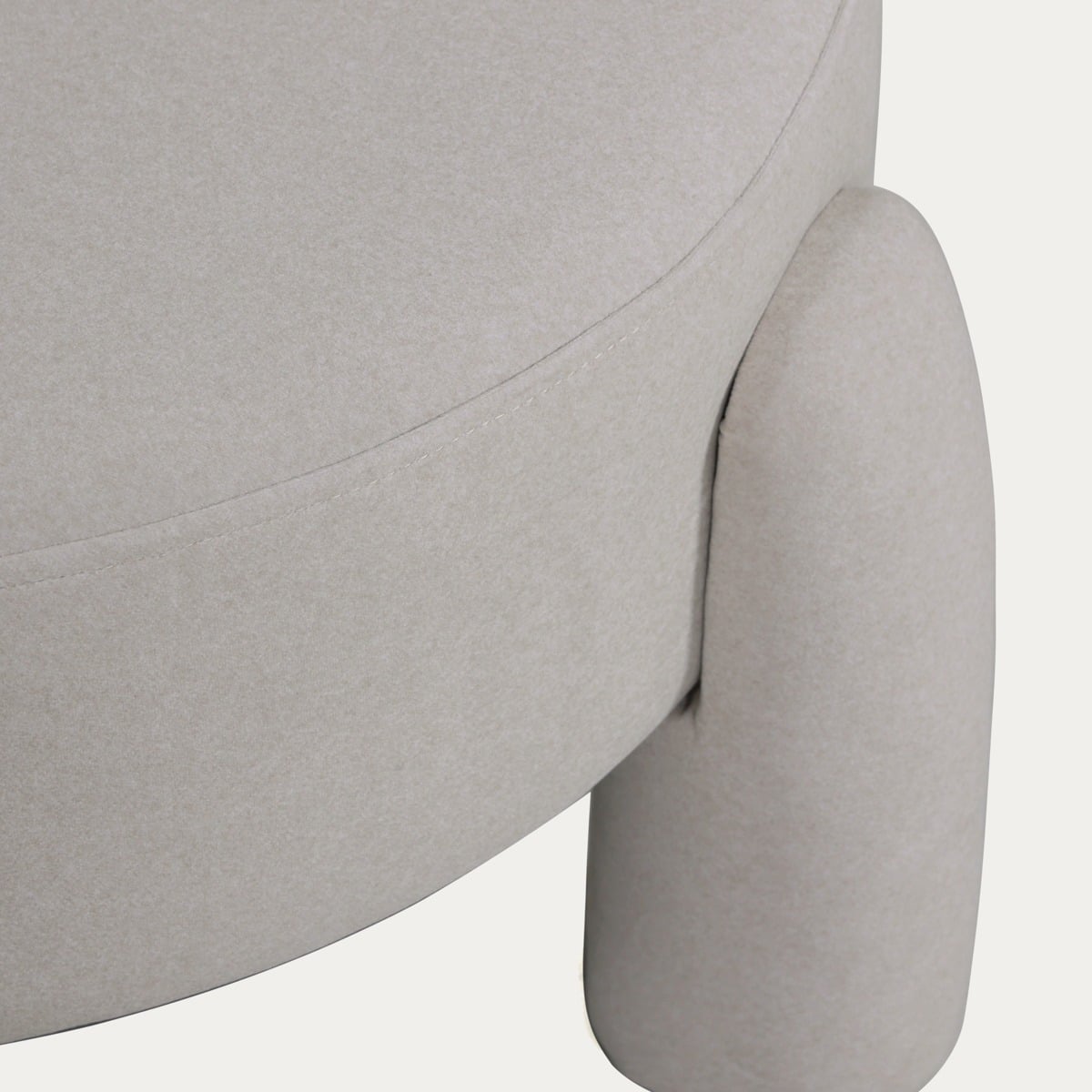 Pufa OLLERA w tkaninie ecru 65x65x36 cm