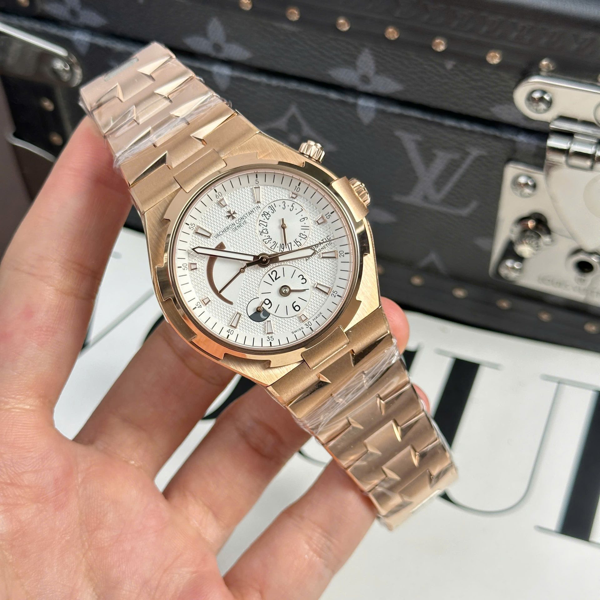 Vacheron Constantin Fake Watch Overseas Dual Time 47450 White Dial 9F Factory 42mm - Elite Watch Atelier