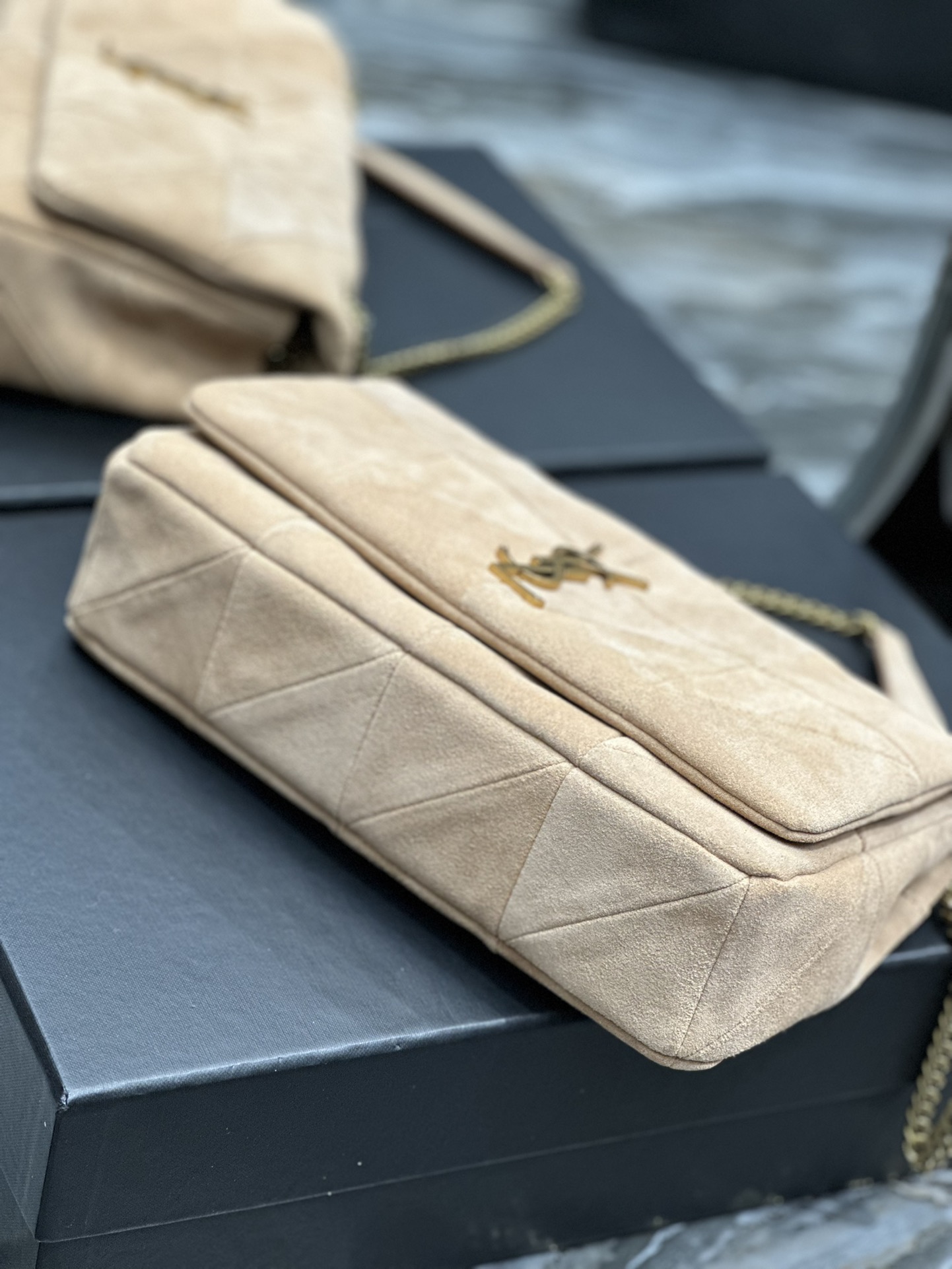 JAMIE MEDIUM CHAIN BAG “CARRÉ RIVE GAUCHE” IN LAMBSKIN AND SUEDE1:1High-quality replica