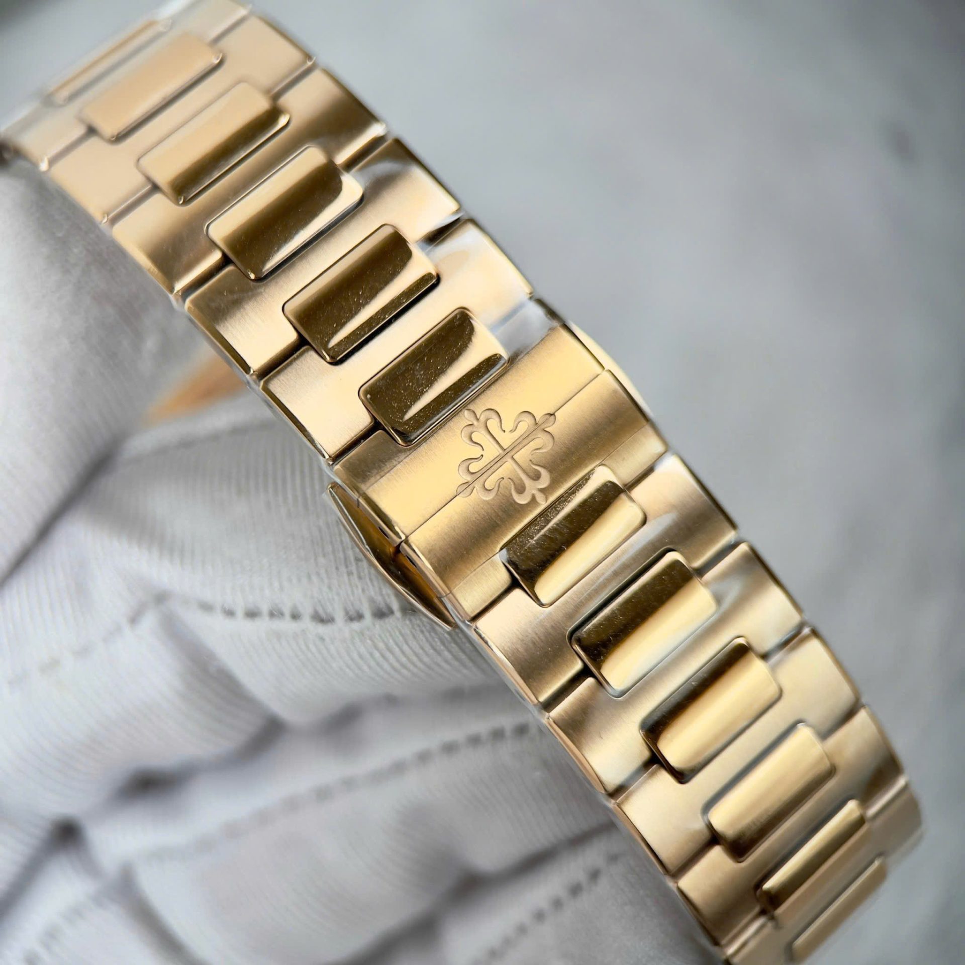Patek Philippe Nautilus 7118 Best Replica Watches White Dial Bezel Moissanite Diamonds 35.2mm - Top club
