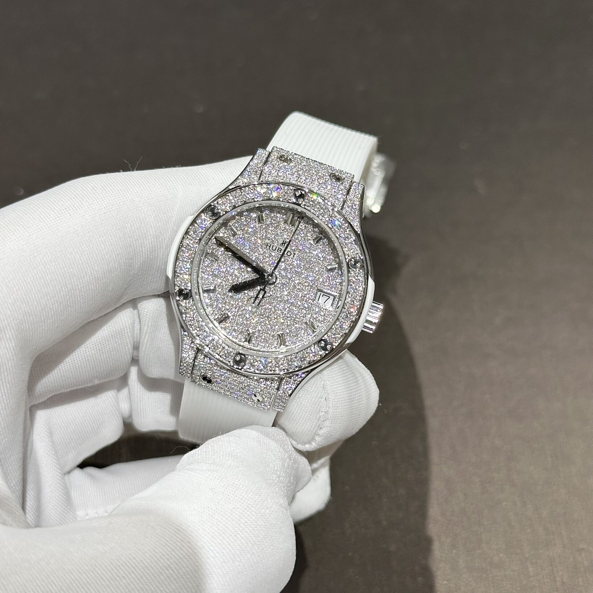 Hublot Classic Fusion Best Replica Watch White Full Moissanite Diamonds 33mm - Elite Watch Atelier
