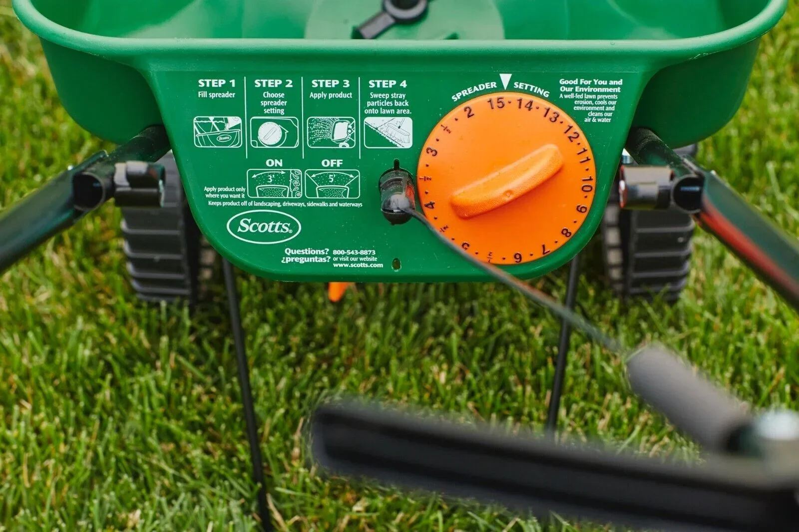 Scotts Turf Builder EdgeGuard Mini Broadcast Spreader - 5,000 Sq. Ft. - Image 7 Scotts Turf Builder EdgeGuard Mini Broadcast Spreader - 5,000 Sq. Ft. - Image 7