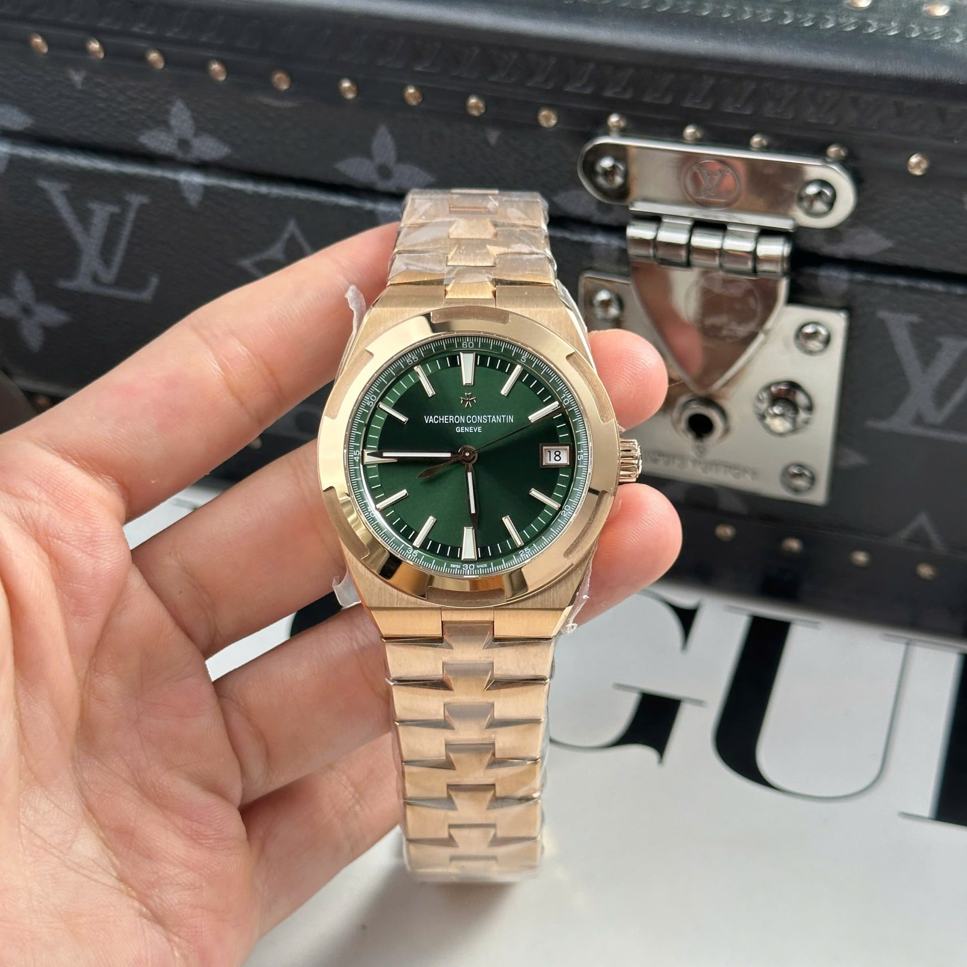 Vacheron Constantin Best Copies Watch Overseas 4500V Dial Green 41mm - Elite Watch Atelier