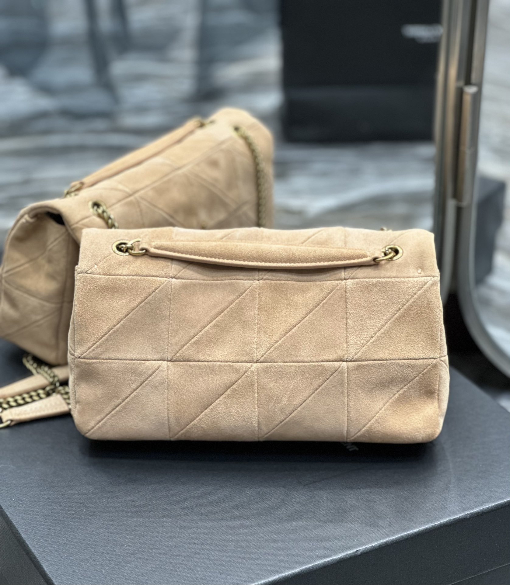 JAMIE MEDIUM CHAIN BAG “CARRÉ RIVE GAUCHE” IN LAMBSKIN AND SUEDE1:1High-quality replica