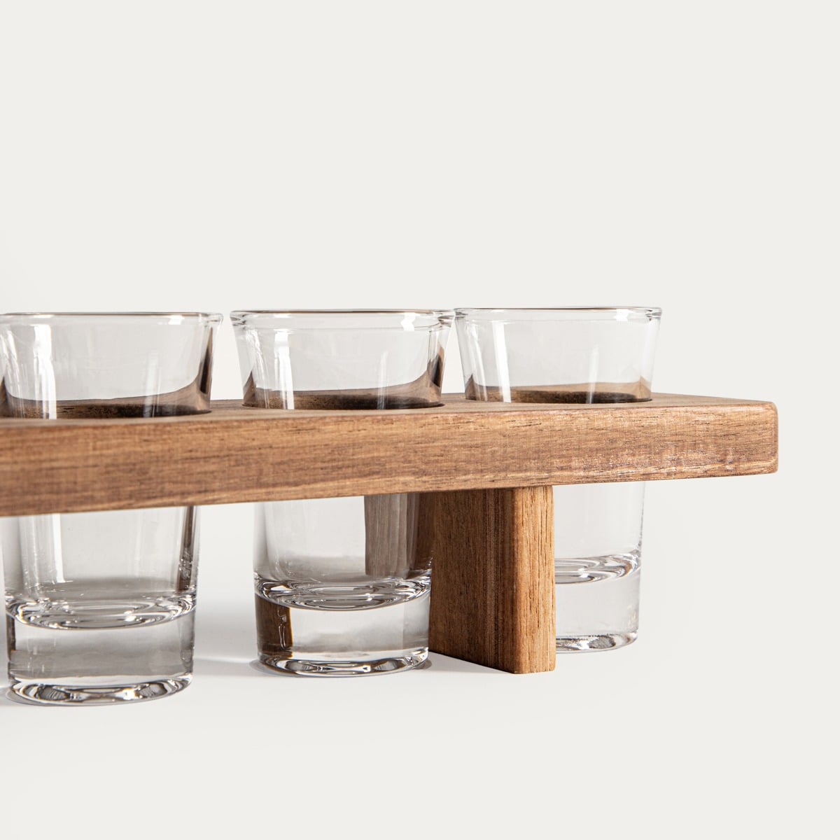 Zestaw kieliszków LUSTRE na akacjowej desce 6x 45ml