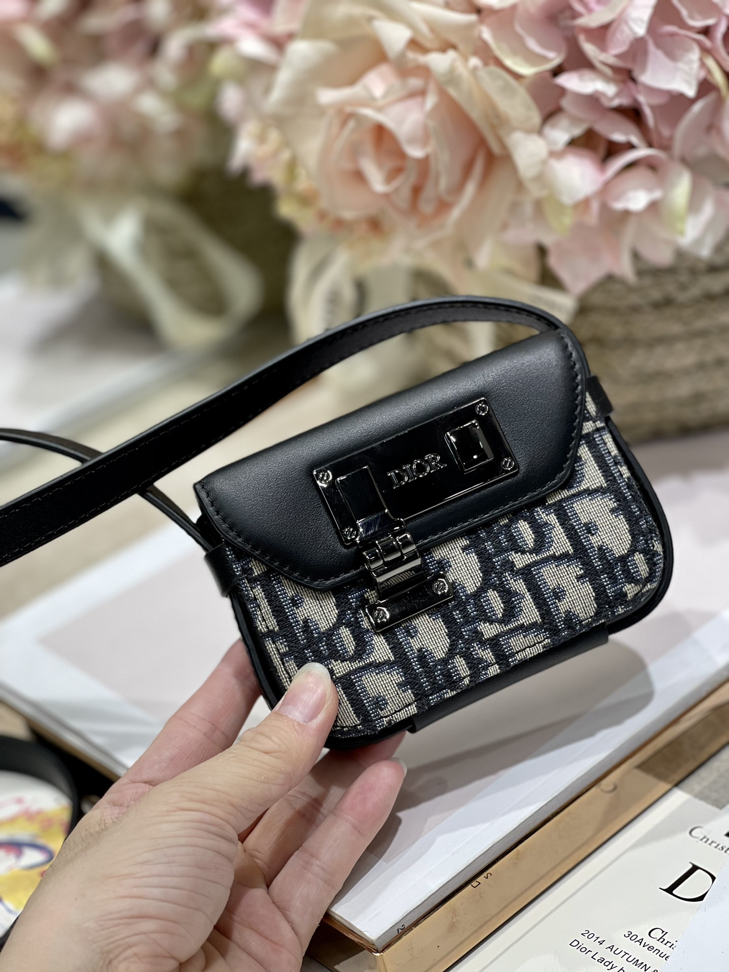 Lock Messenger Pouch Black/Beige For Women 4.5in/11cm1:1High-quality replica
