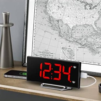 Moderne Gebogen LED Wekker – Eenvoudig Afleesbaar Display vanuit Verschillende Hoeken – Nachtmodus Functie