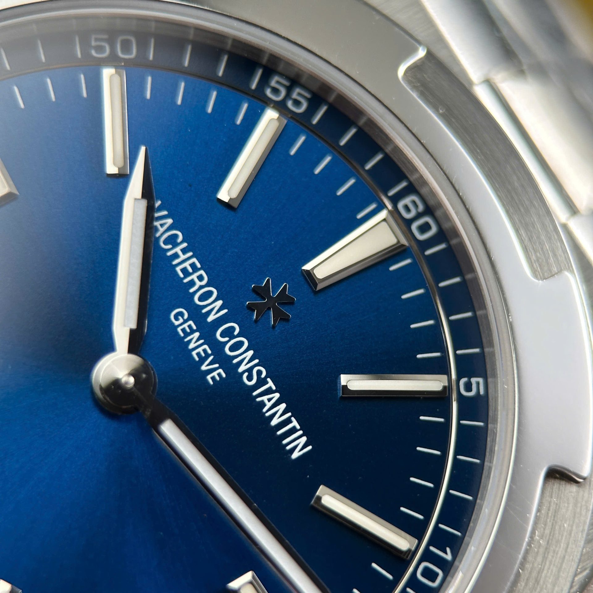 Vacheron Constantin Overseas Ultra-Thin 2000V Luxury Fake Watches Blue Dial Metal Wire 8F Factory 40mm - Top club