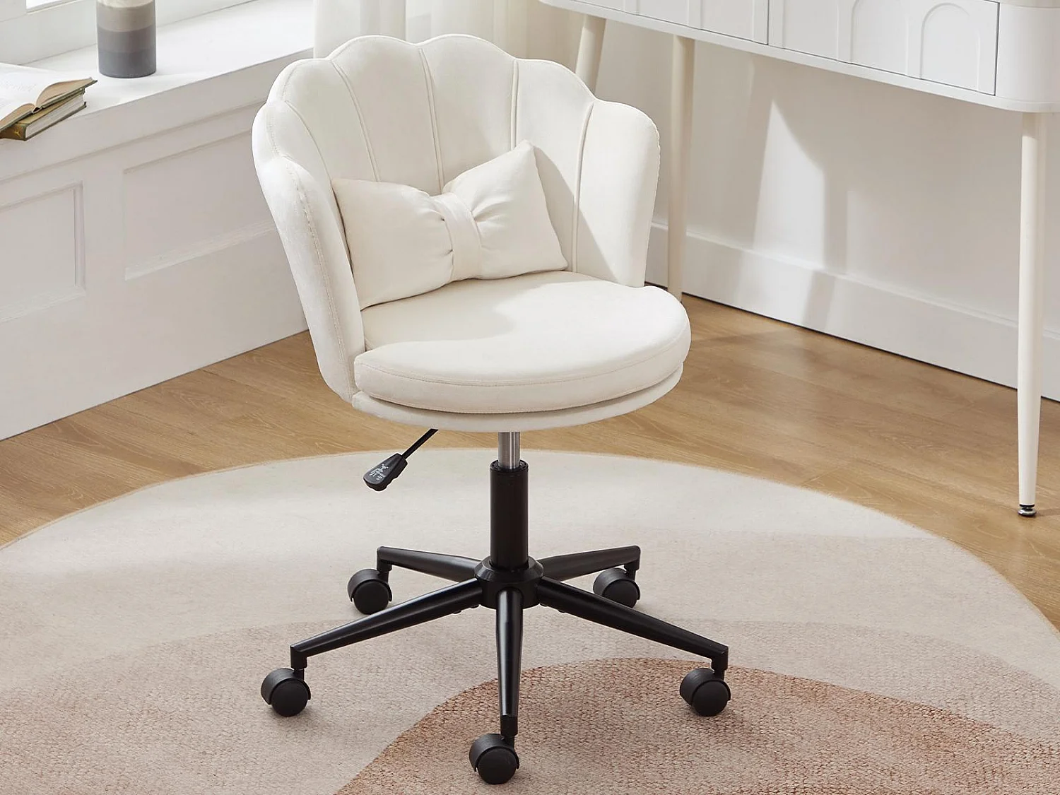 Chaise simple - dossier en forme de pétale + coussin lombaire en forme de papillon - réglable en hauteur - coussin d'assise moelleux - blanc