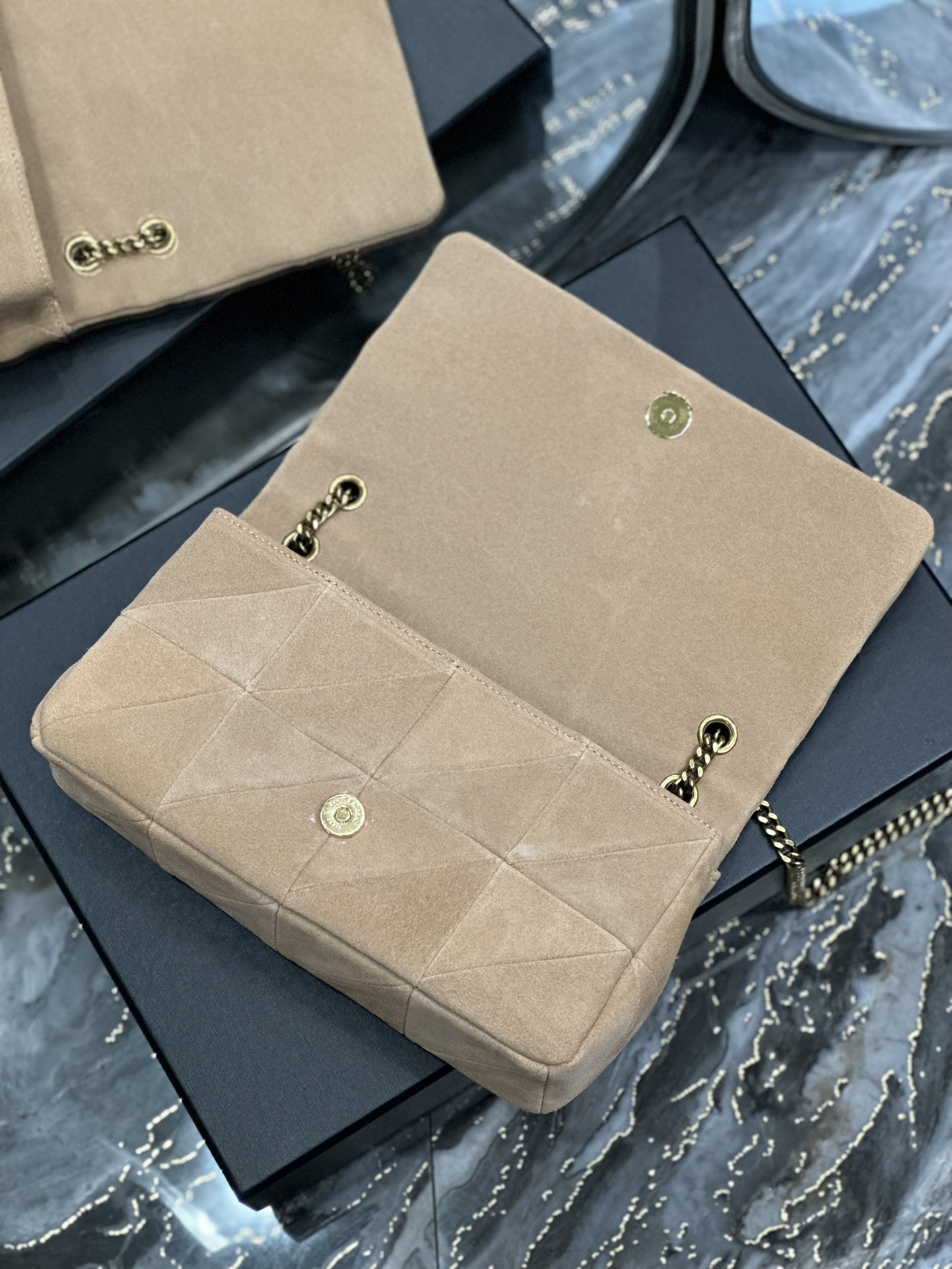 JAMIE MEDIUM CHAIN BAG “CARRÉ RIVE GAUCHE” IN LAMBSKIN AND SUEDE1:1High-quality replica