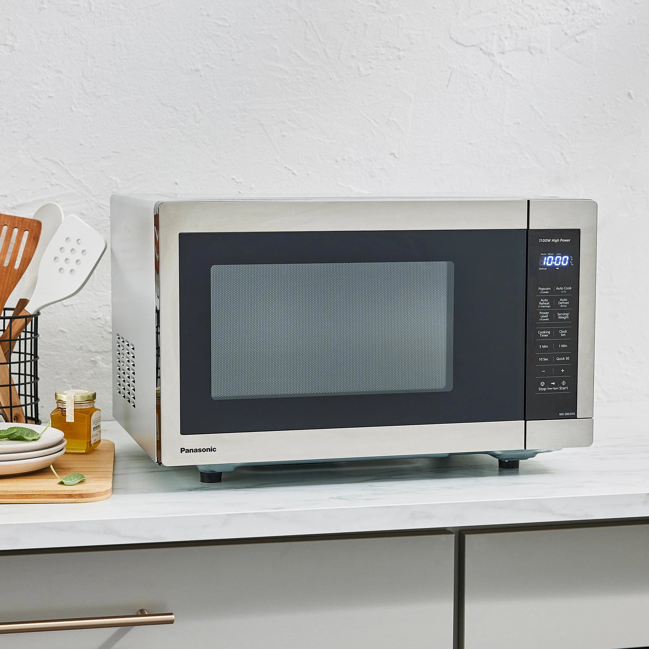 Panasonic 1.3 cu ft Countertop Microwave Oven in Glass Door - Image 4
