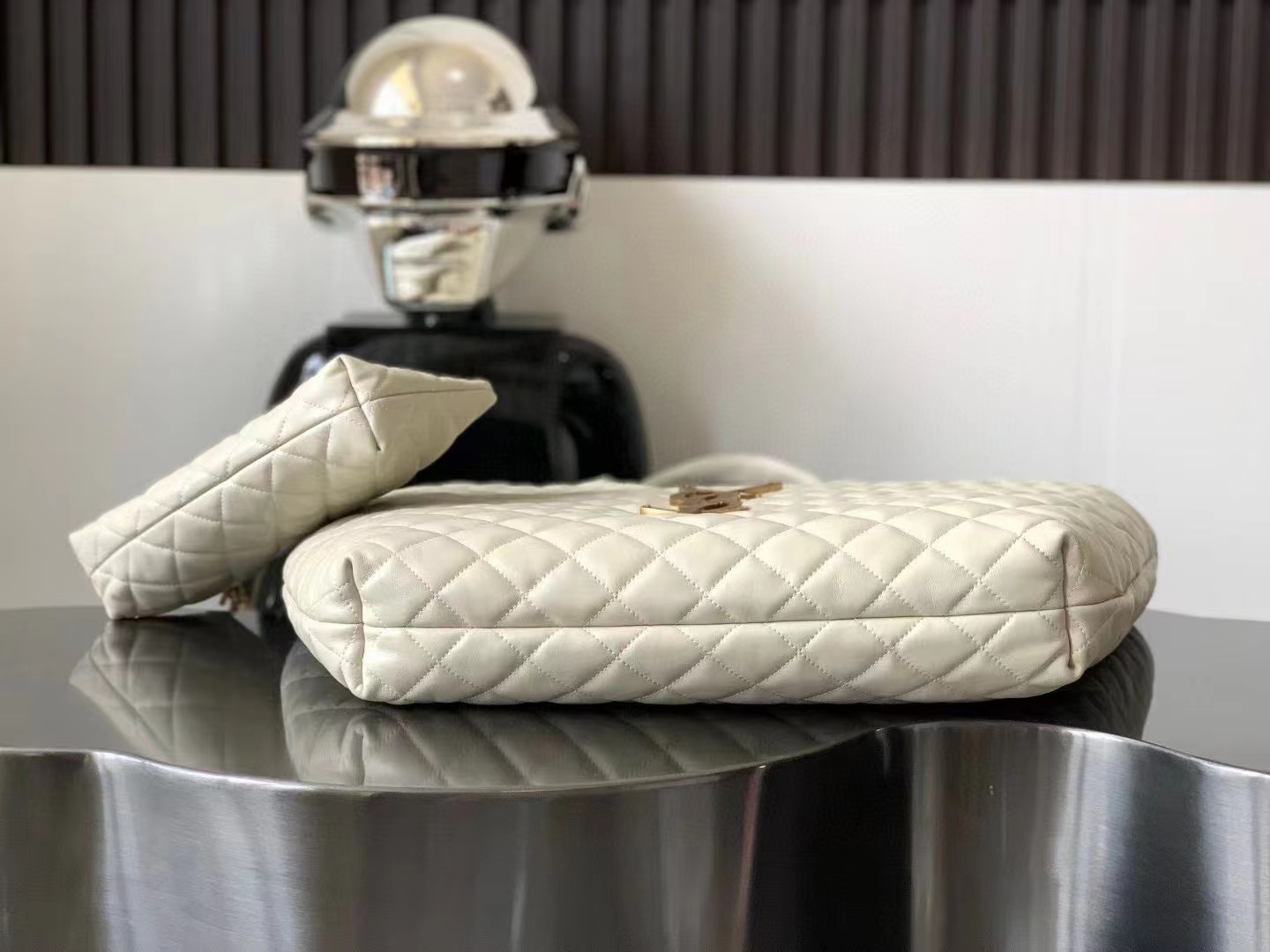 ICARE MAXI SHOPPING BAG IN QUILTED LAMBSKIN – White1:1High-quality replica