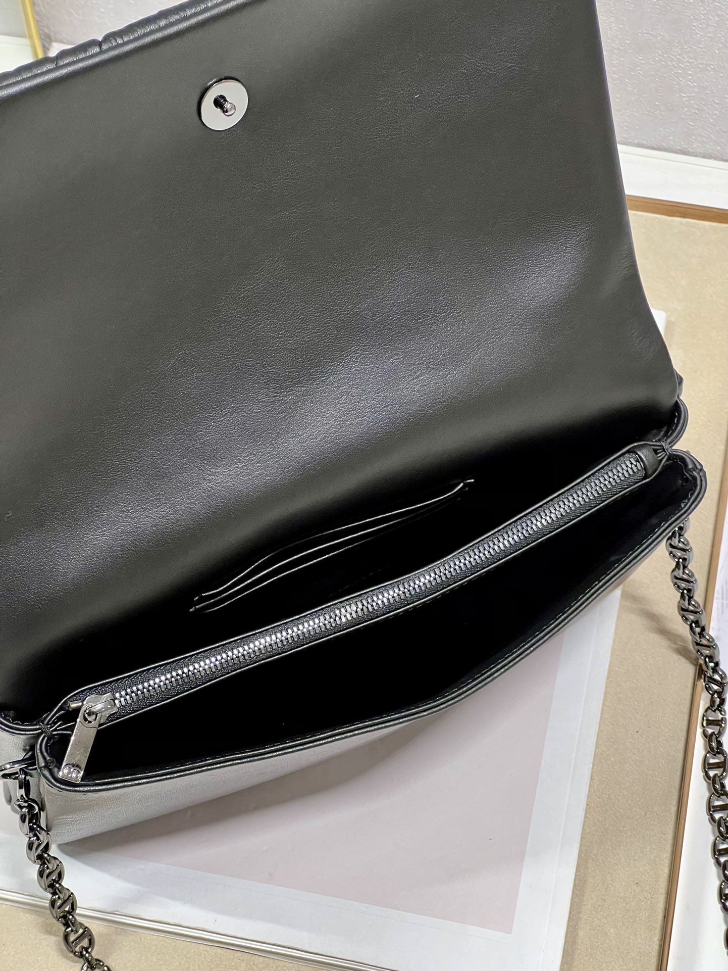 Caro Macrocannage Pouch Black/White For Women 7.5in/19.5cm S5135BNHH_M9001:1High-quality replica