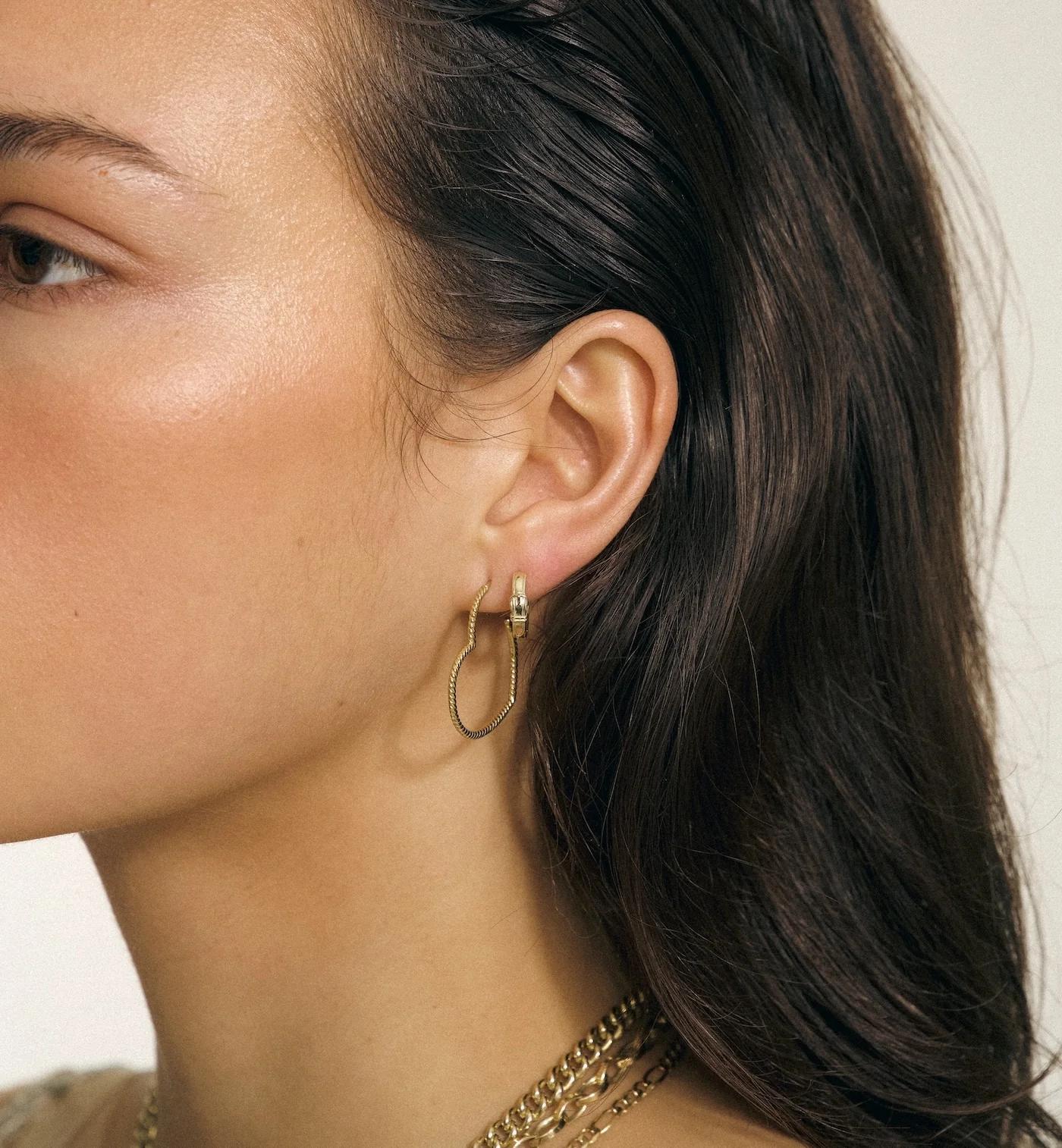 Single Buckle Up Hoop Earring 14K