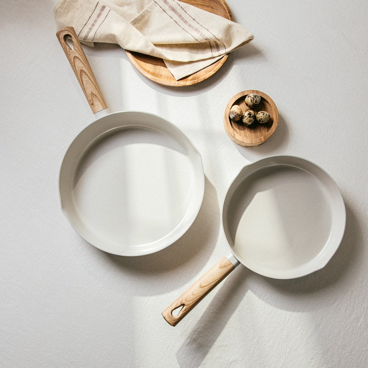 Patelnia LOREBURN z powłoką ceramiczną śmietankowa 28 cm