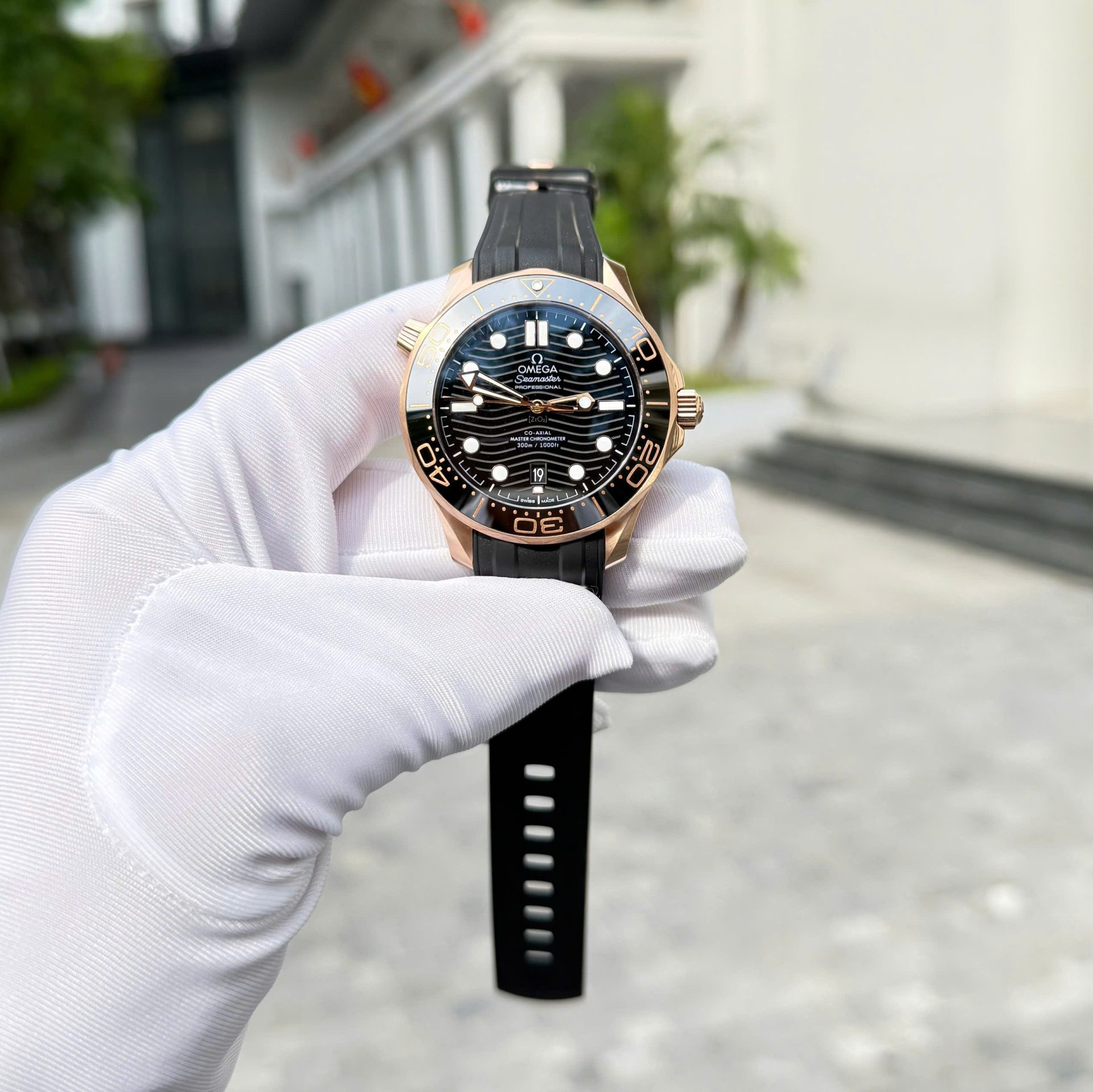 Omega High End Watch Replicas Seamaster Diver 300M Sedna™ Black Rubber Strap VS Factory 42mm - Elite Watch Atelier
