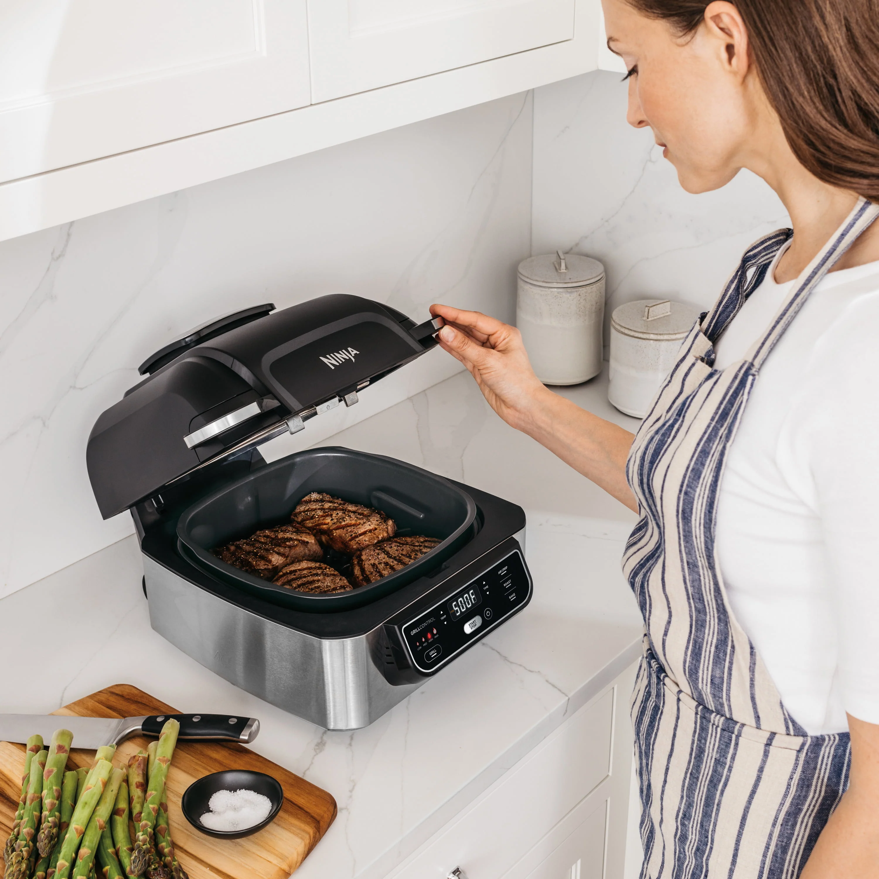 Ninja Foodi 4-in-1 Indoor Grill with 4-qt Air Fryer, Roast, Bake, and Cyclonic Grilling Technology, Black/Stainless AG300 - Image 6
