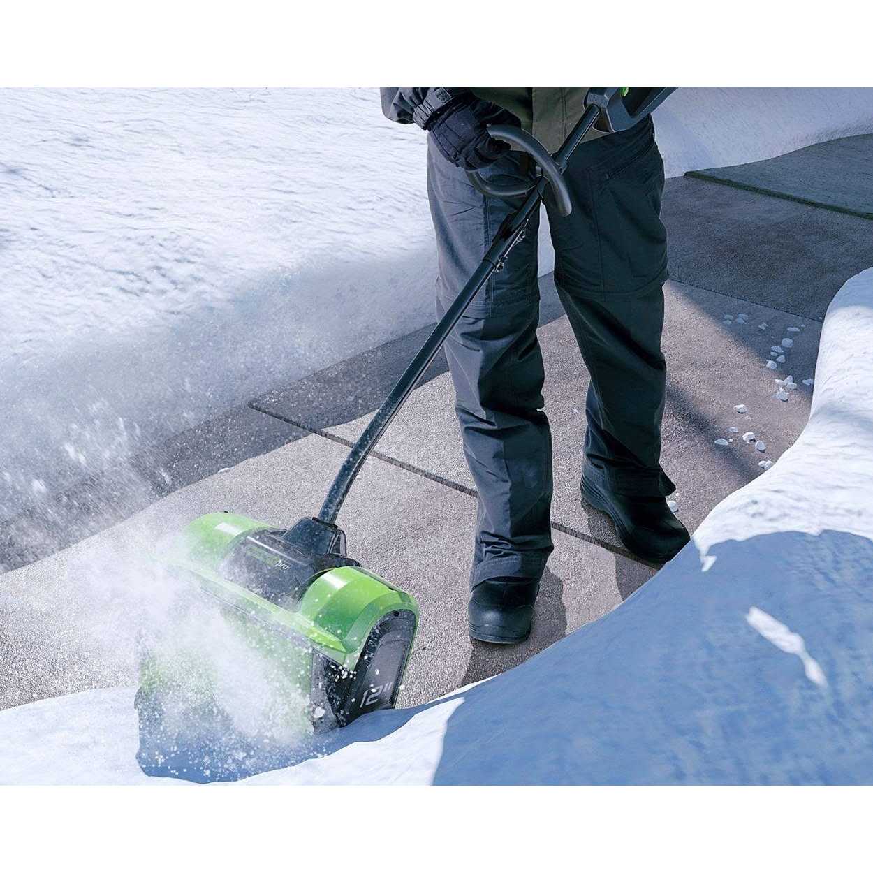 Greenworks 60V 12-in Cordless Brushless Snow Shovel - 2608602 - Image 5 Greenworks 60V 12-in Cordless Brushless Snow Shovel - 2608602 - Image 5
