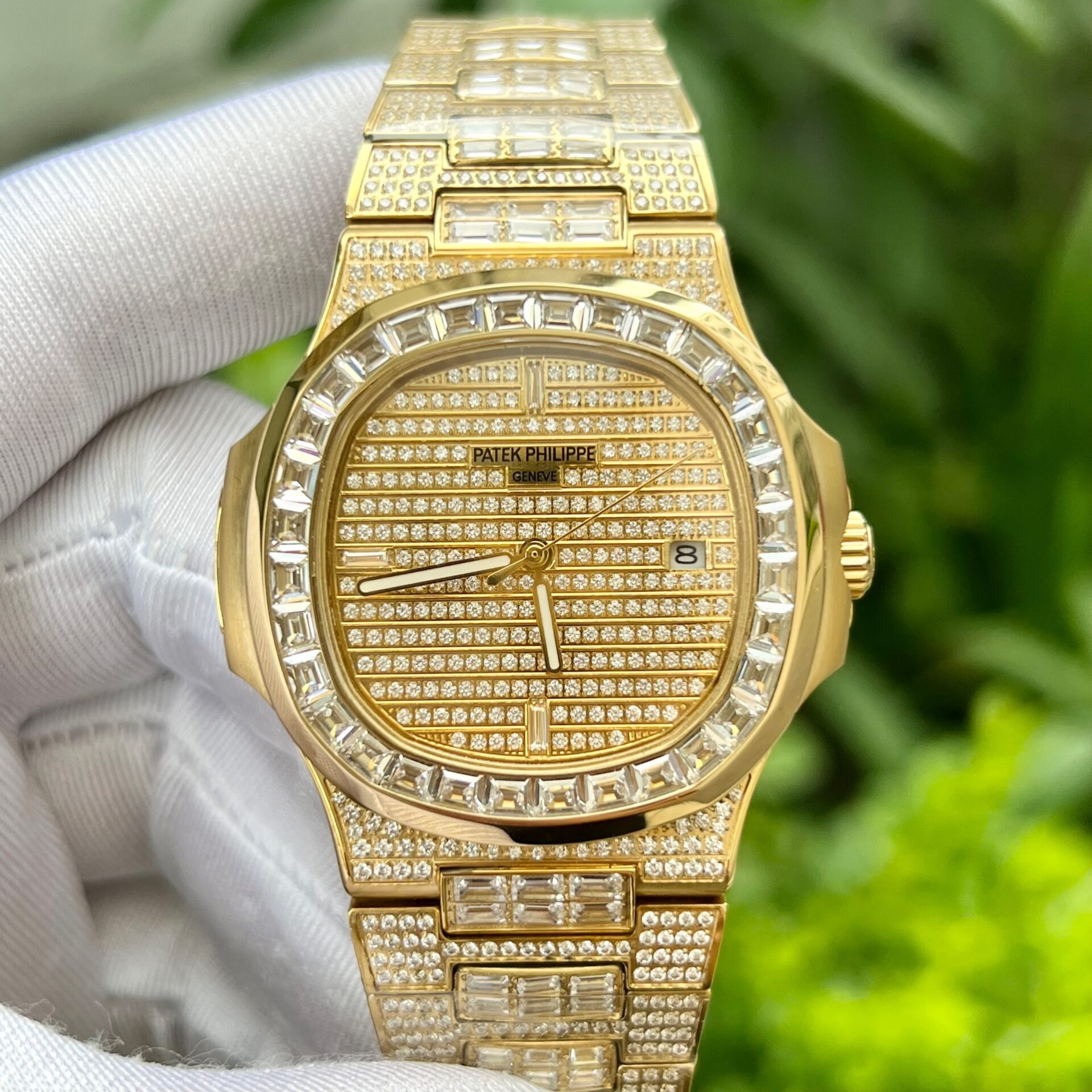 Patek Philippe Nautilus 5719 Replica 1:1 Watch With Full Stone Yellow Gold Plated 3K 40mm - Elite Watch Atelier