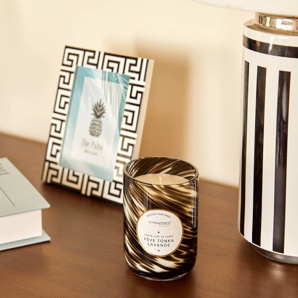 Scented Candle Round "Wavy" Floral scent, Tonka bean and lavender, 275g